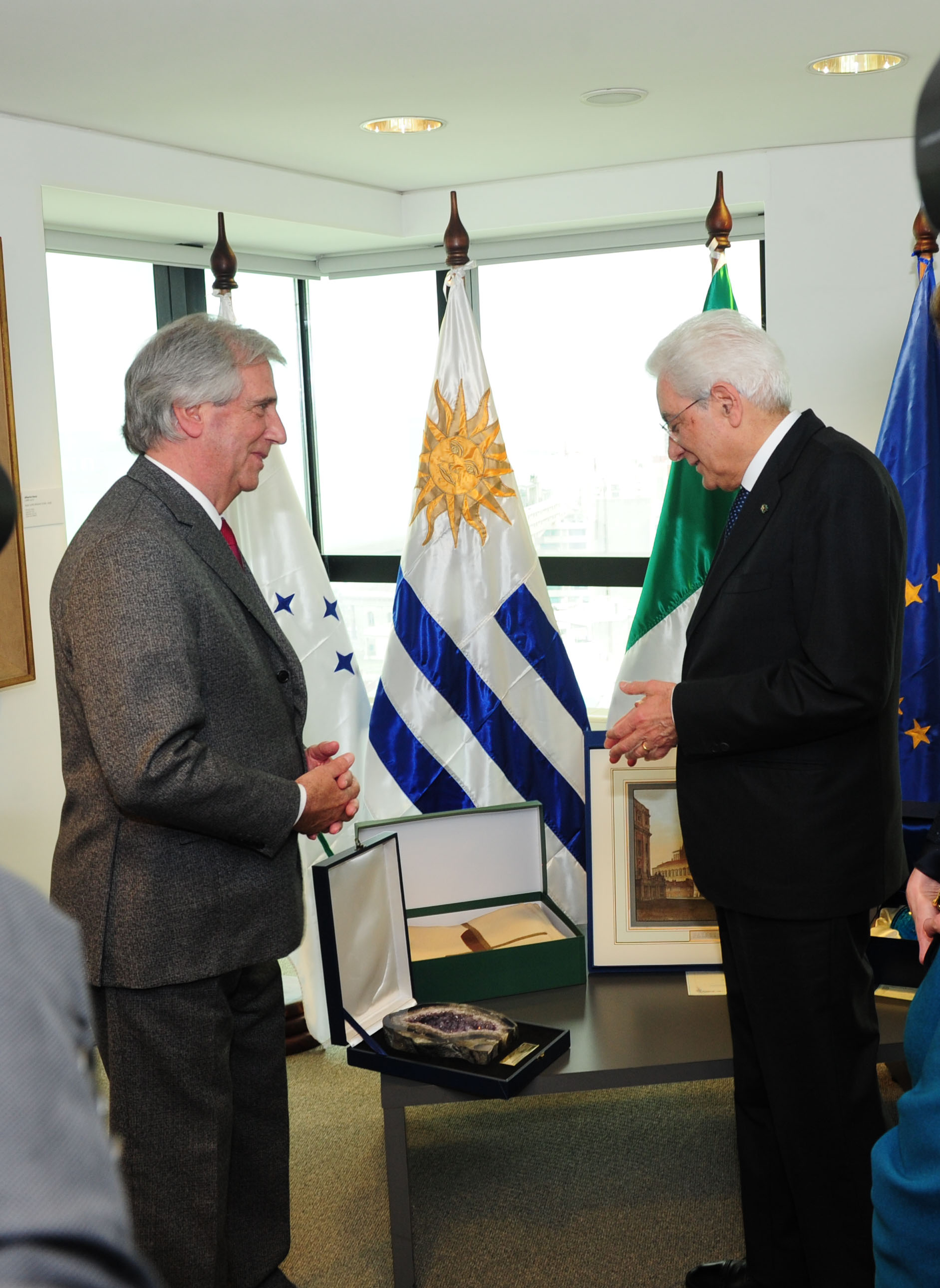 Entrega de obsequios entre Vázquez y Mattarella