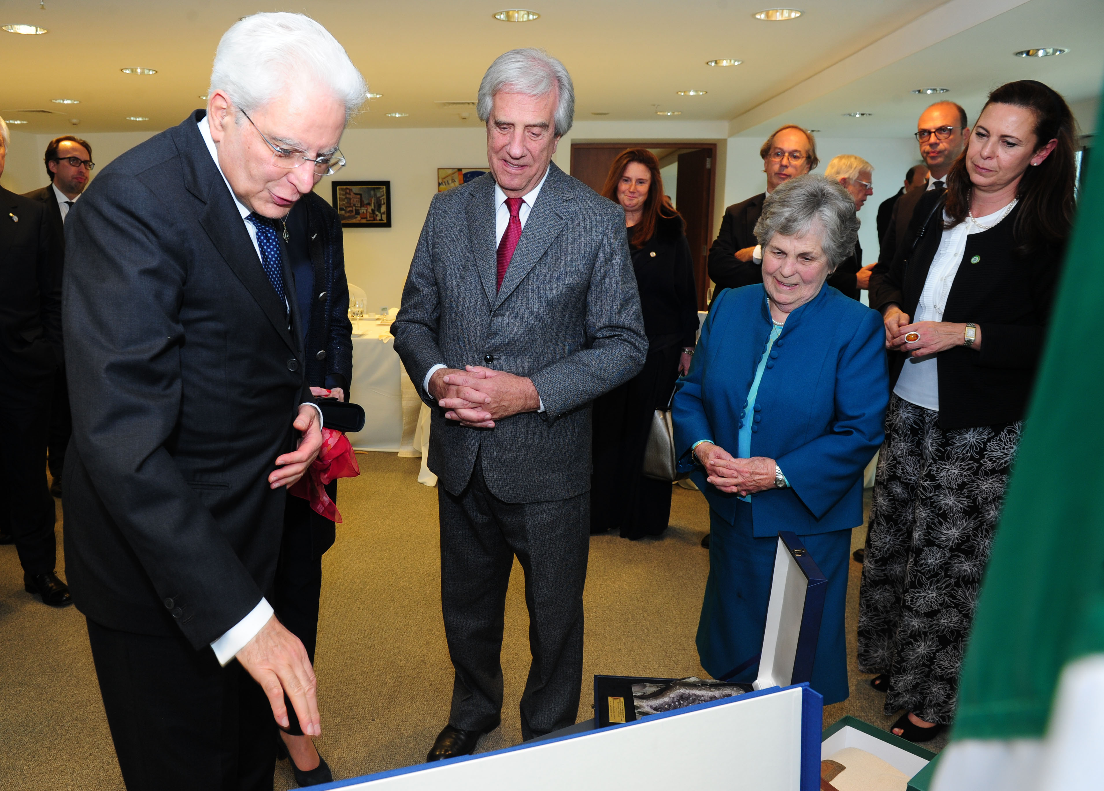 Entrega de obsequios entre Vázquez y Mattarella