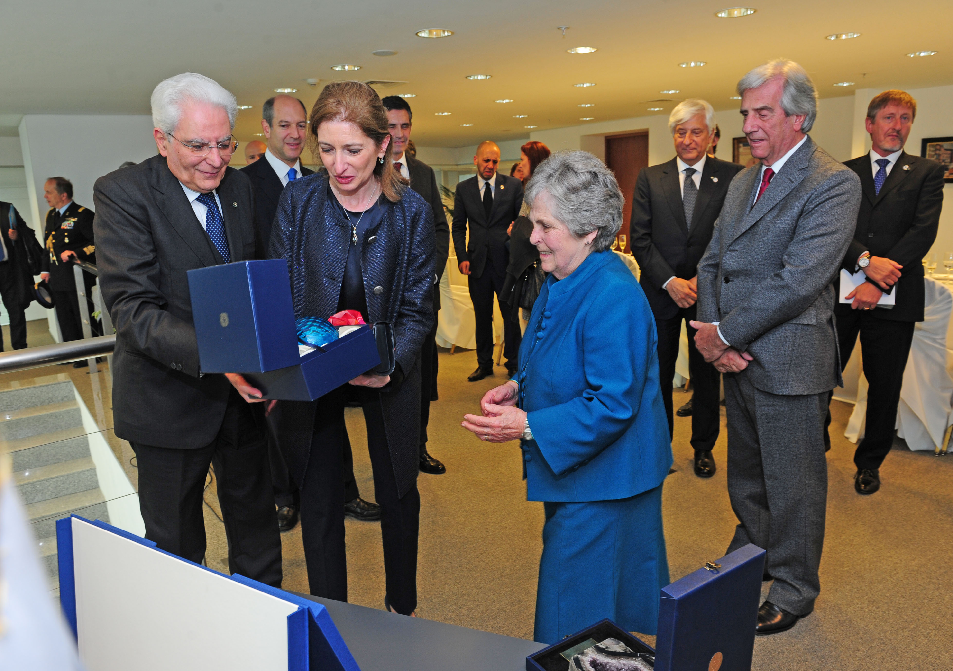 Entrega de obsequios entre Vázquez y Mattarella