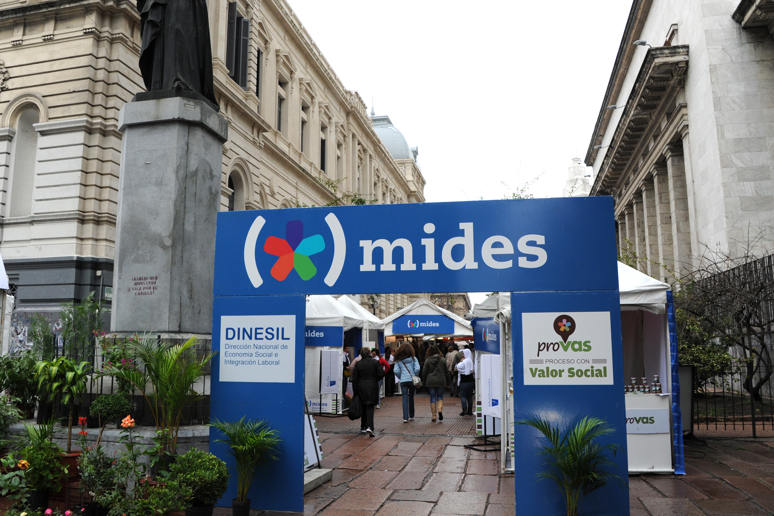 Espacio de Comercialización Educativa e Inclusiva en el callejón de la Universidad de la República