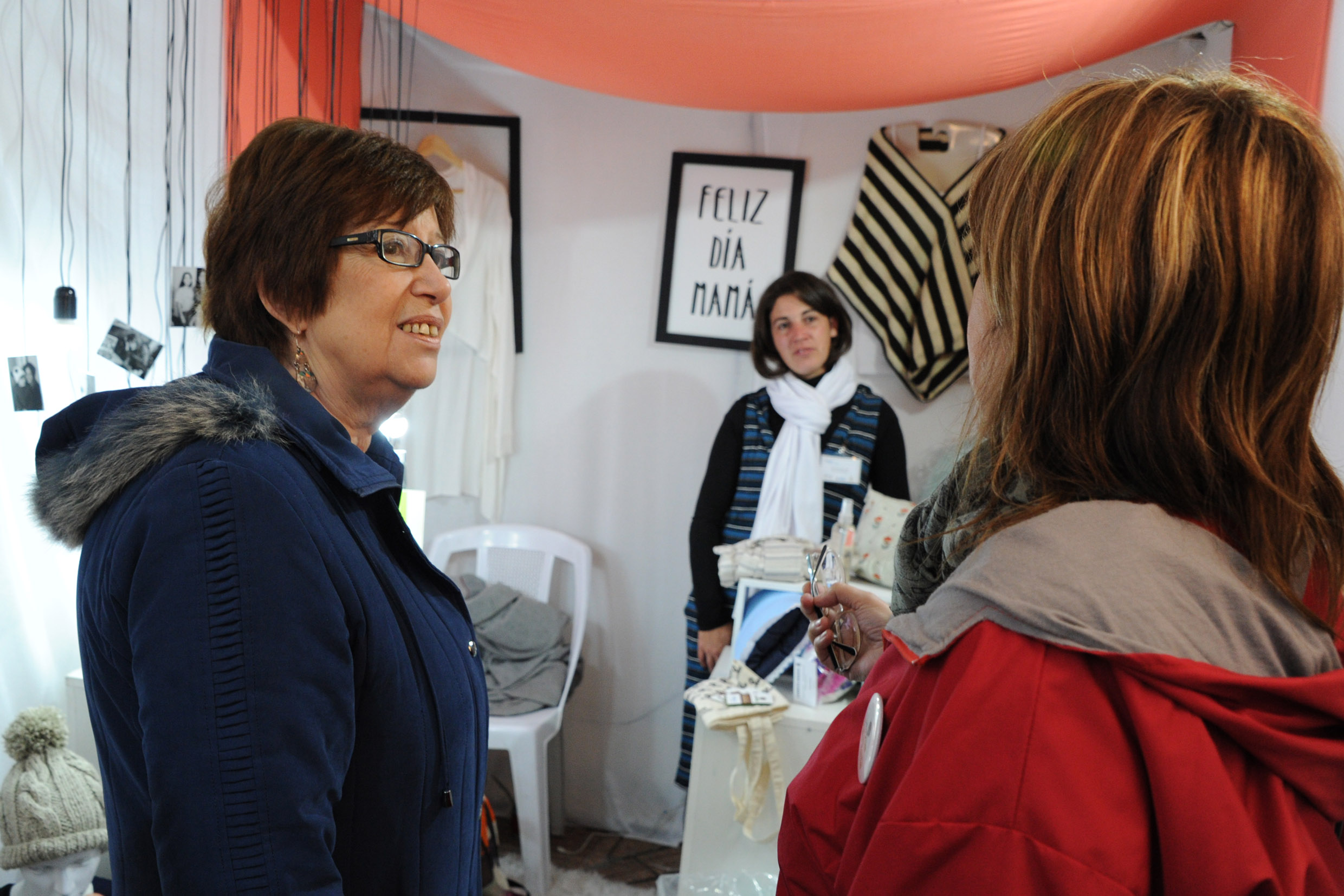 La ministra Marina Arismendi recorre el espacio de Comercialización Educativa e Inclusiva en el callejón de la Universidad de la República