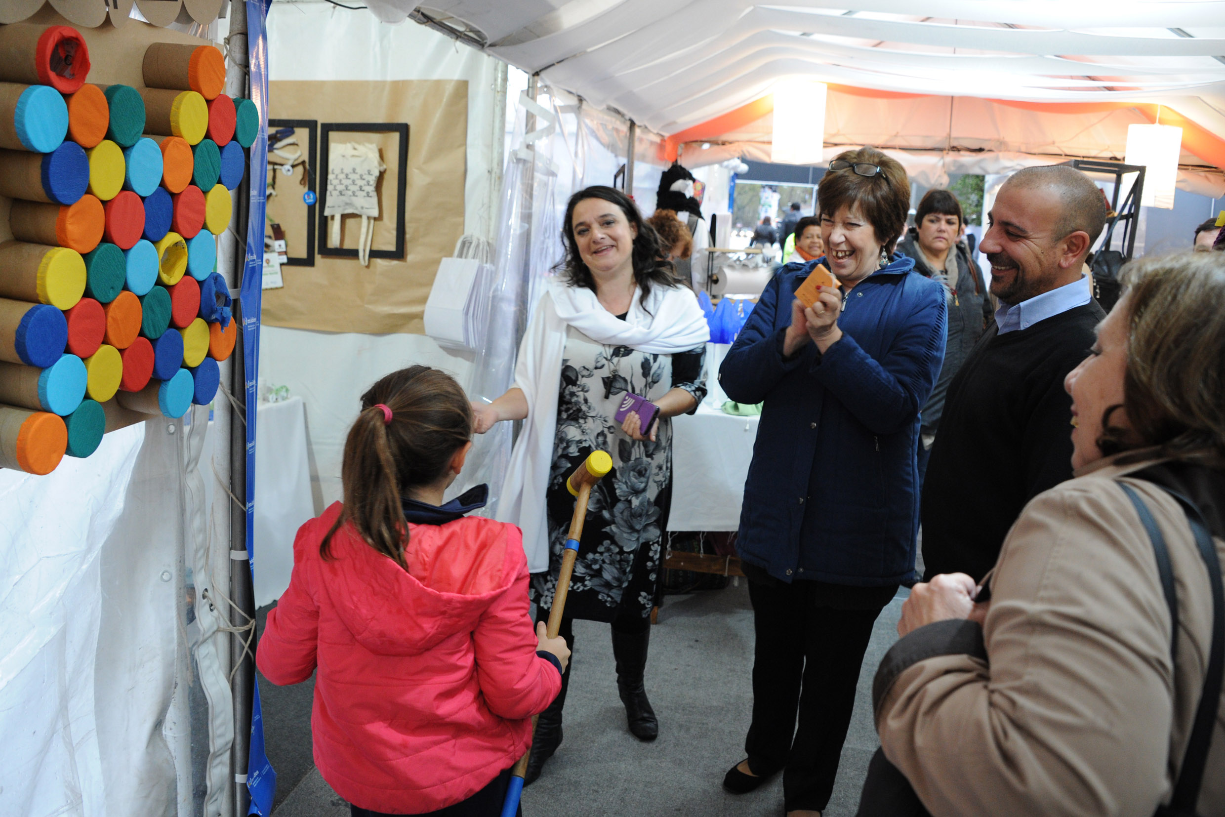 La ministra Marina Arismendi recorre el espacio de Comercialización Educativa e Inclusiva en el callejón de la Universidad de la República