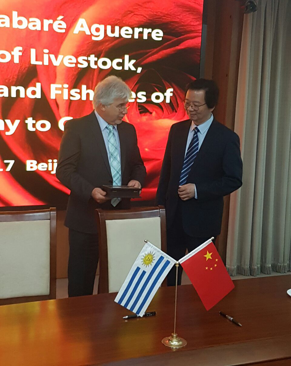 Ministro Tabaré Aguerre en el foro organizado por China Una Franja, Una Ruta