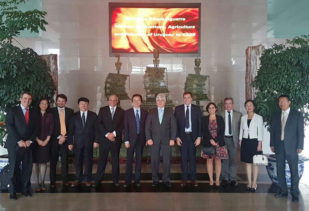 Ministro Tabaré Aguerre en el foro organizado por China Una Franja, Una Ruta