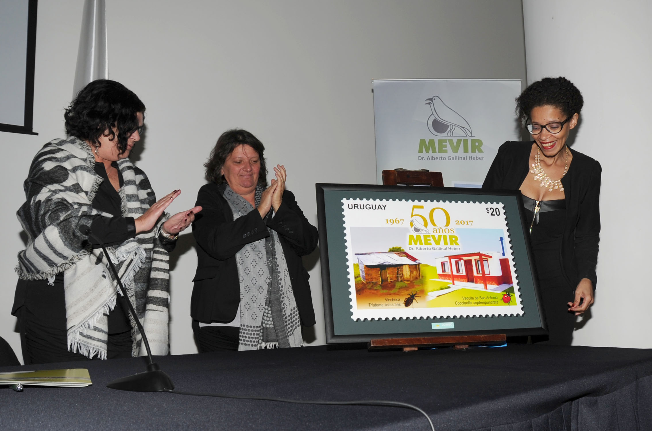 Presentación por parte del Correo uruguayo de un sello especial por los 50 años de Mevir