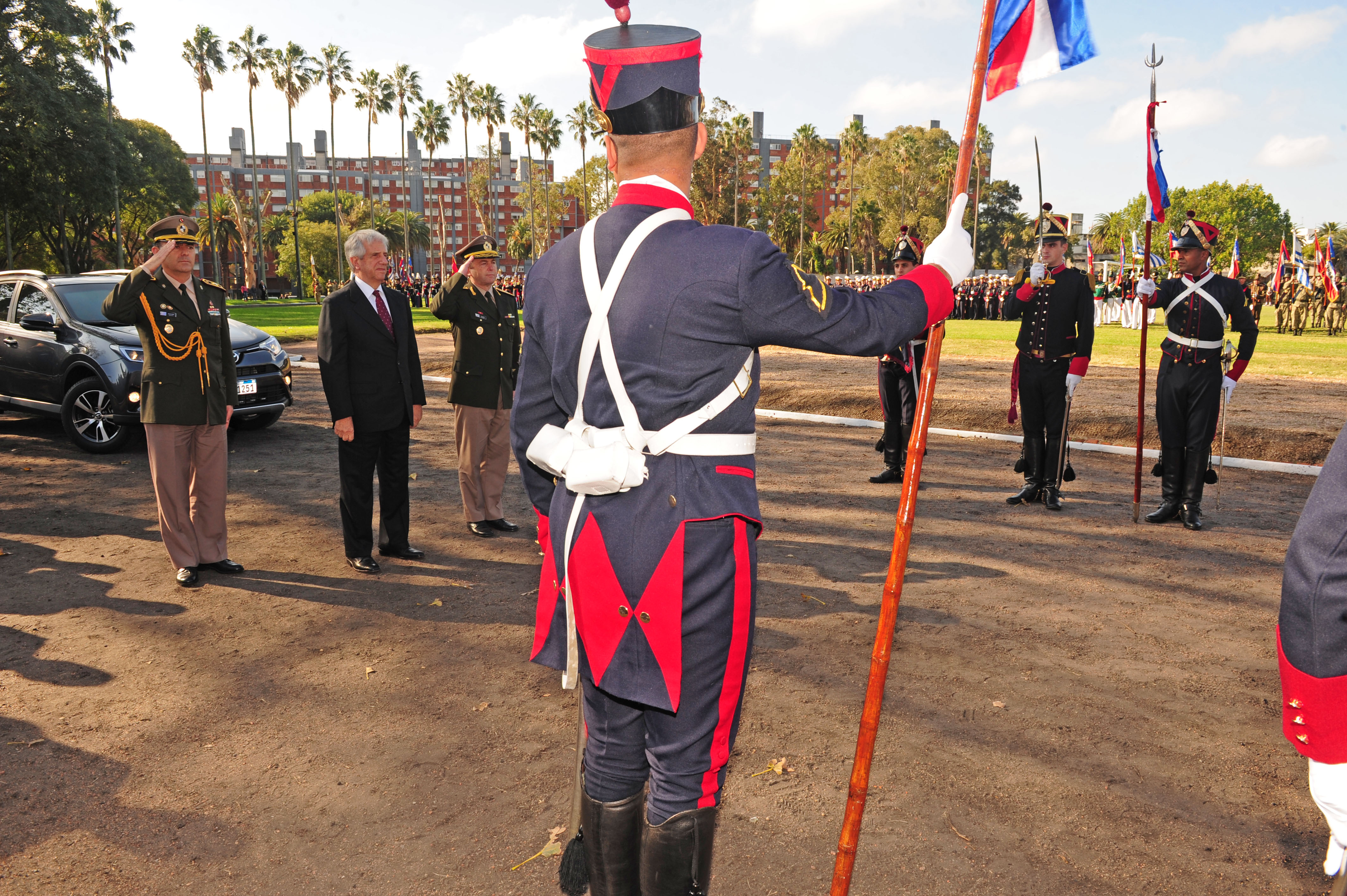 Llegada de Vázquez a la celebración del 206.º aniversario del Ejército