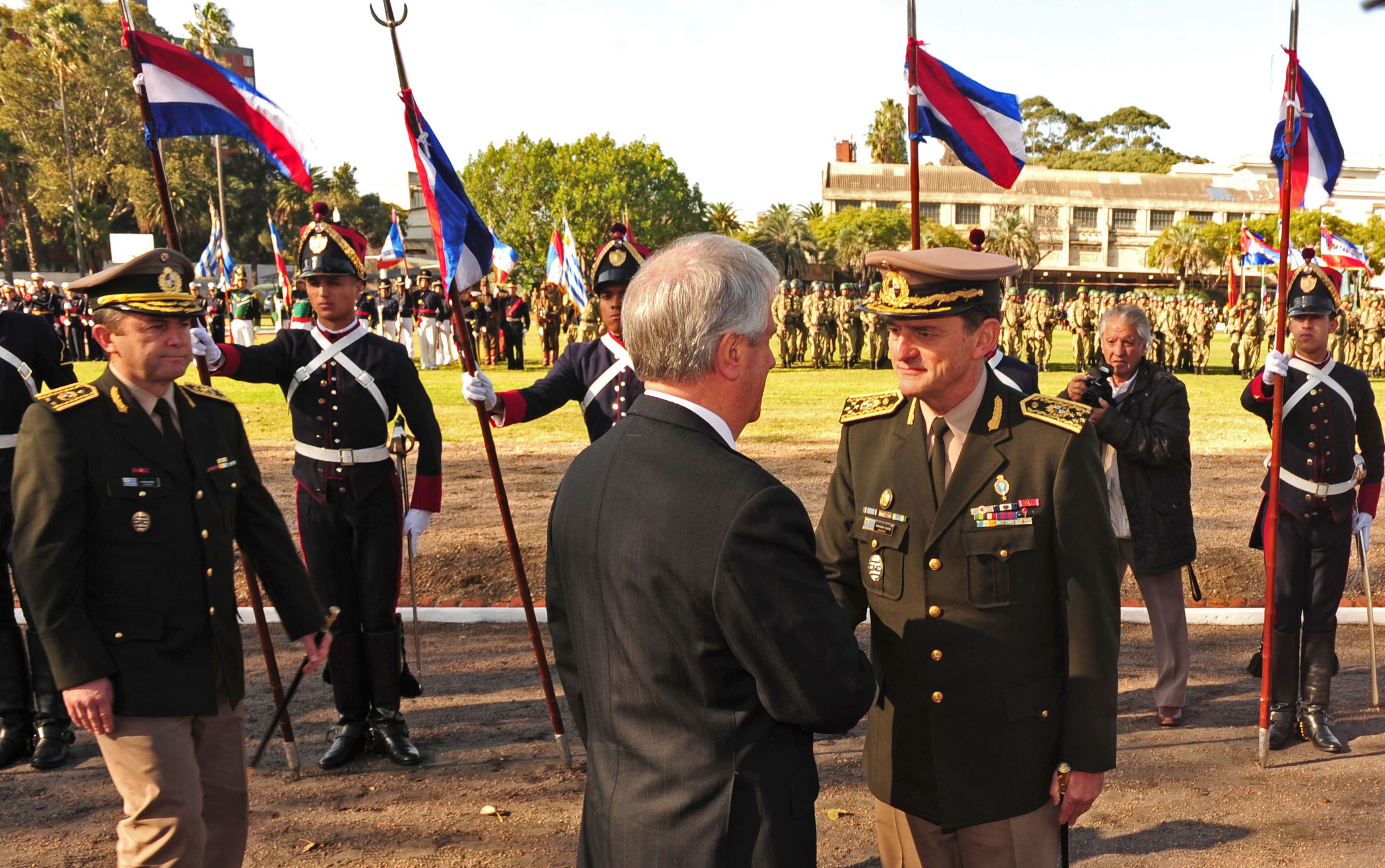Vázquez es recibido por el comandante en jefe del Ejército, Guido Manini Ríos