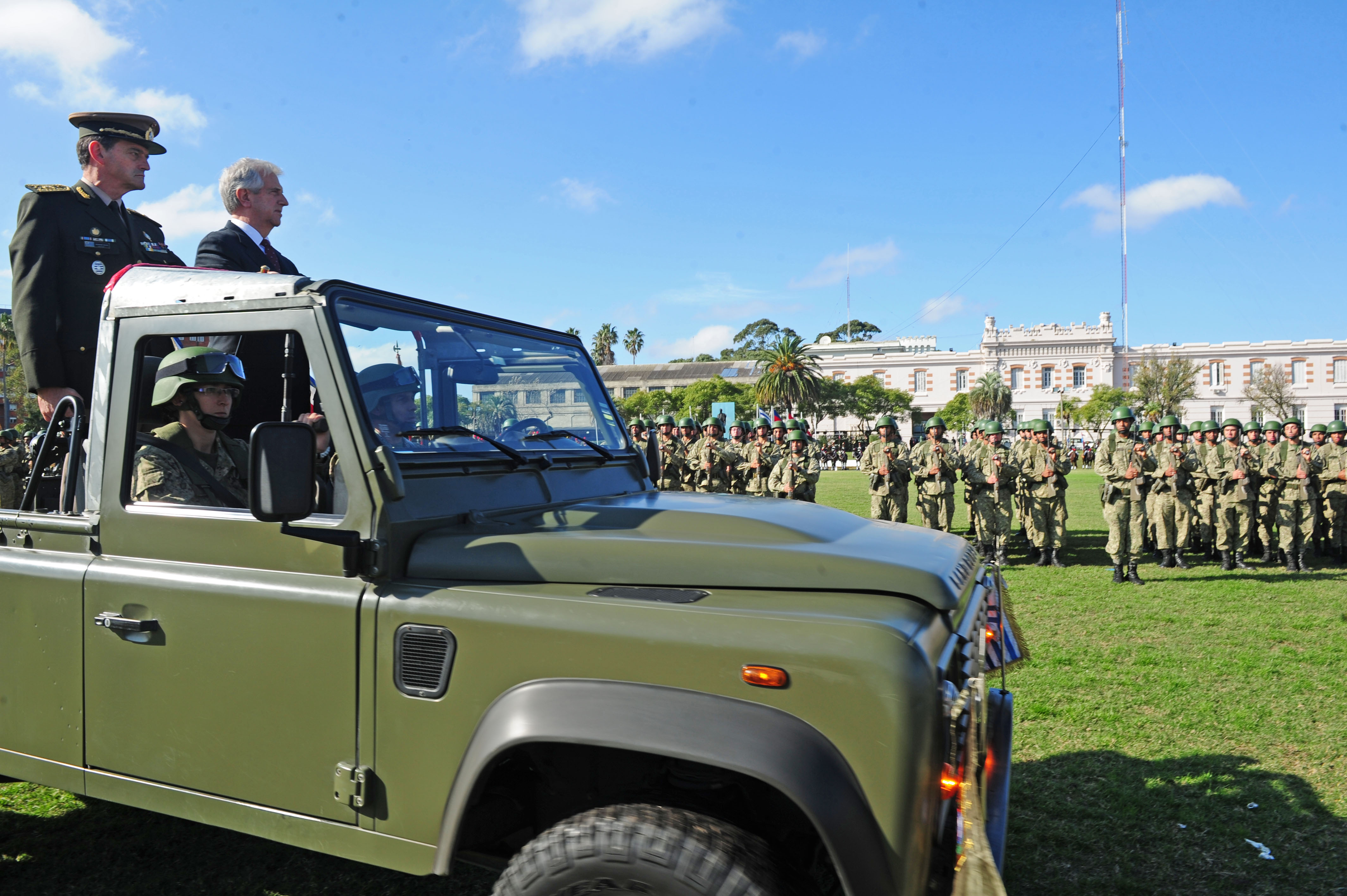 Al iniciarse el acto, el presidente, junto al comandante Guido Manini Ríos, pasó revista a las tropas formadas en el campo