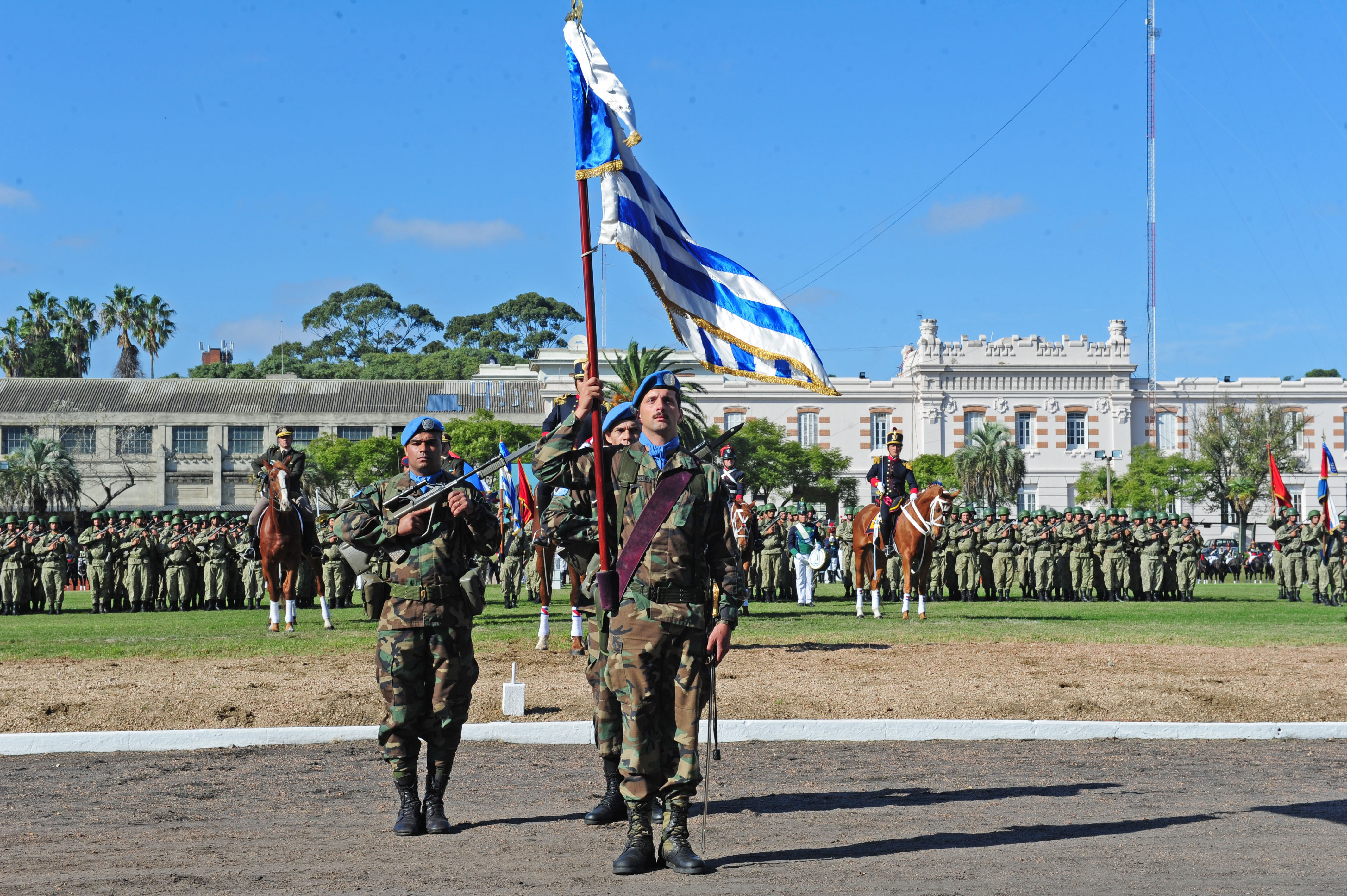 Al iniciarse el acto, el presidente, junto al comandante Guido Manini Ríos, pasó revista a las tropas formadas en el campo