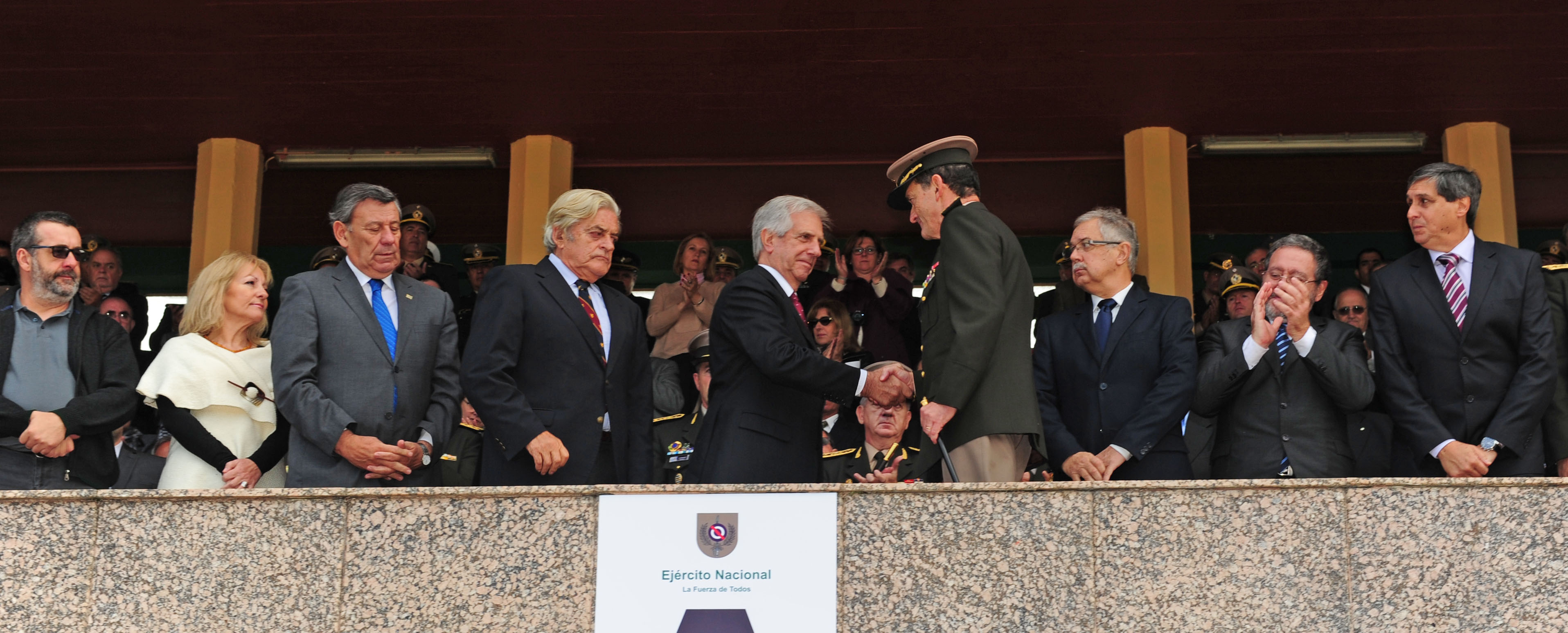 Saludos entra Vázquez y Manini Ríos al finalizar la oratoria