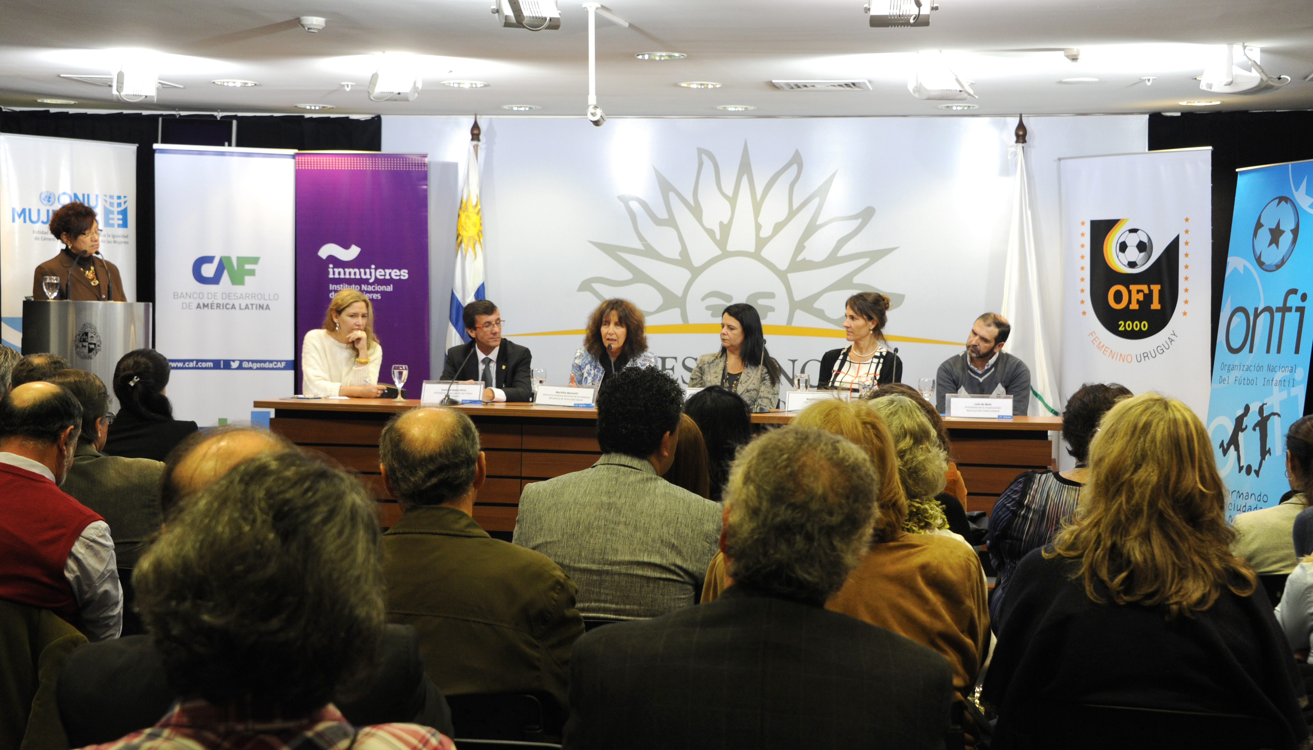 Directora de Inmujeres, Mariela Mazzotti, se dirige a los presentes