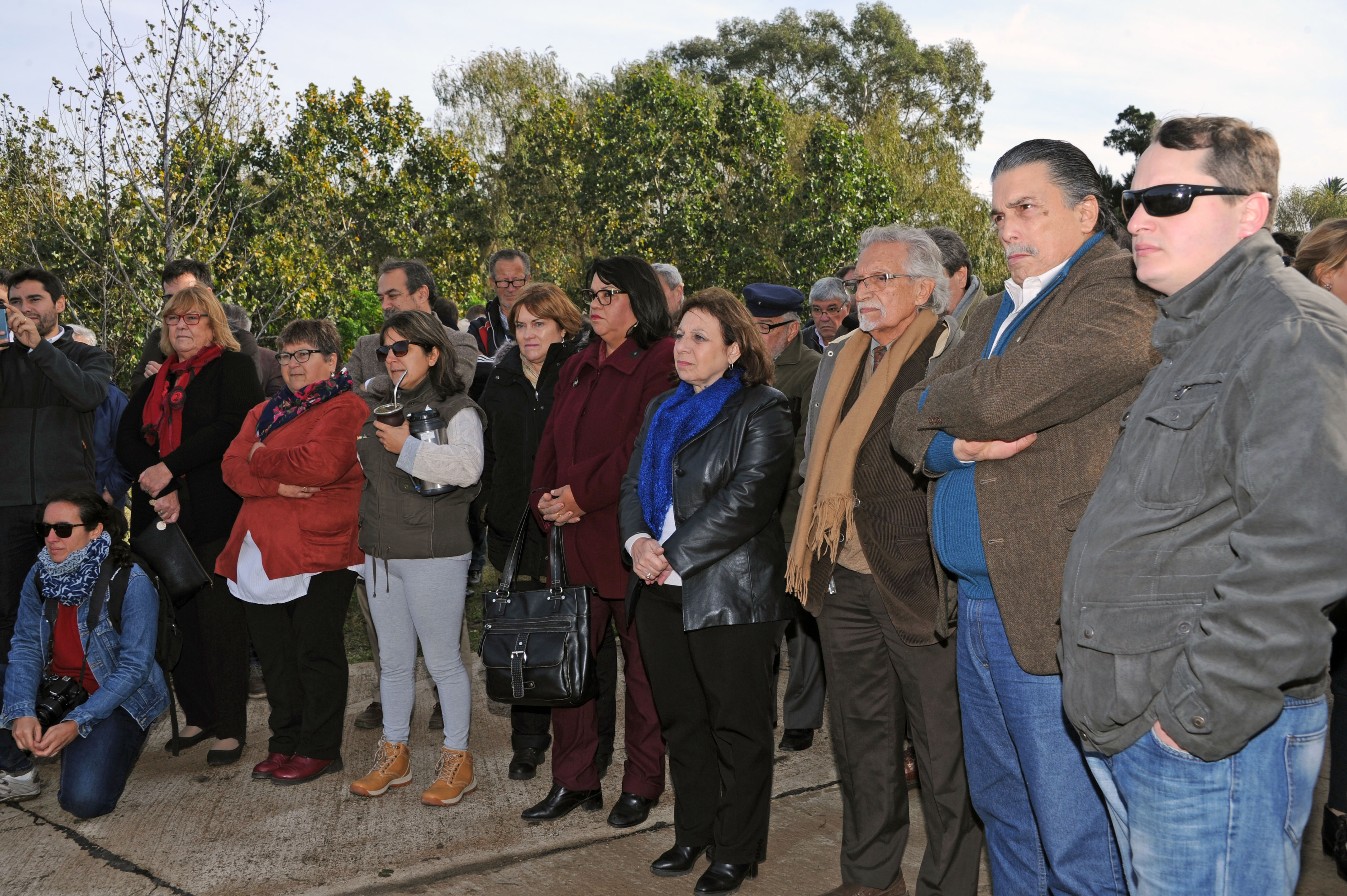 Vecino junto a autoridades