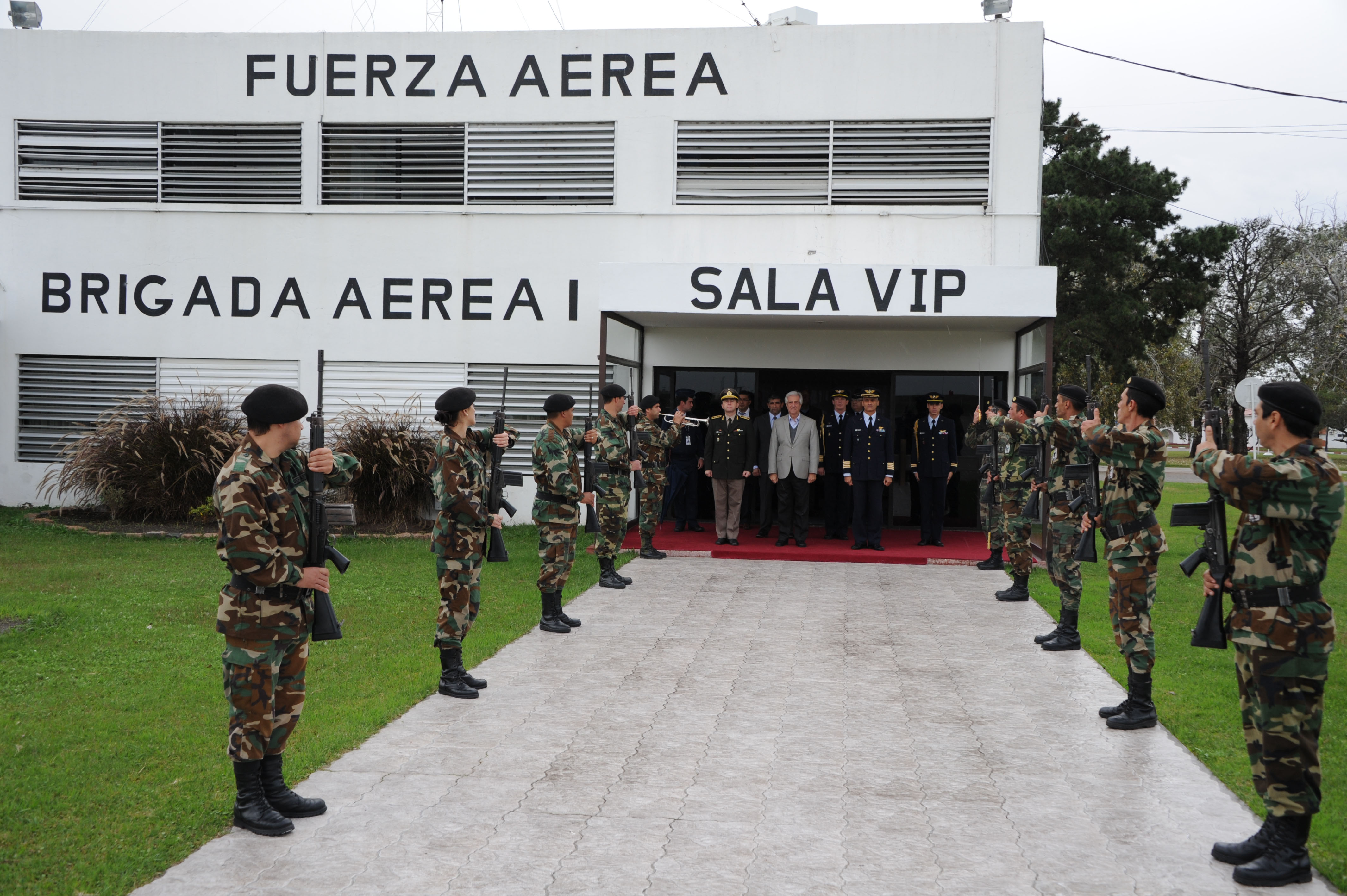 Partida del presidente Vázquez en su misión oficial por Austria, Egipto y Suiza