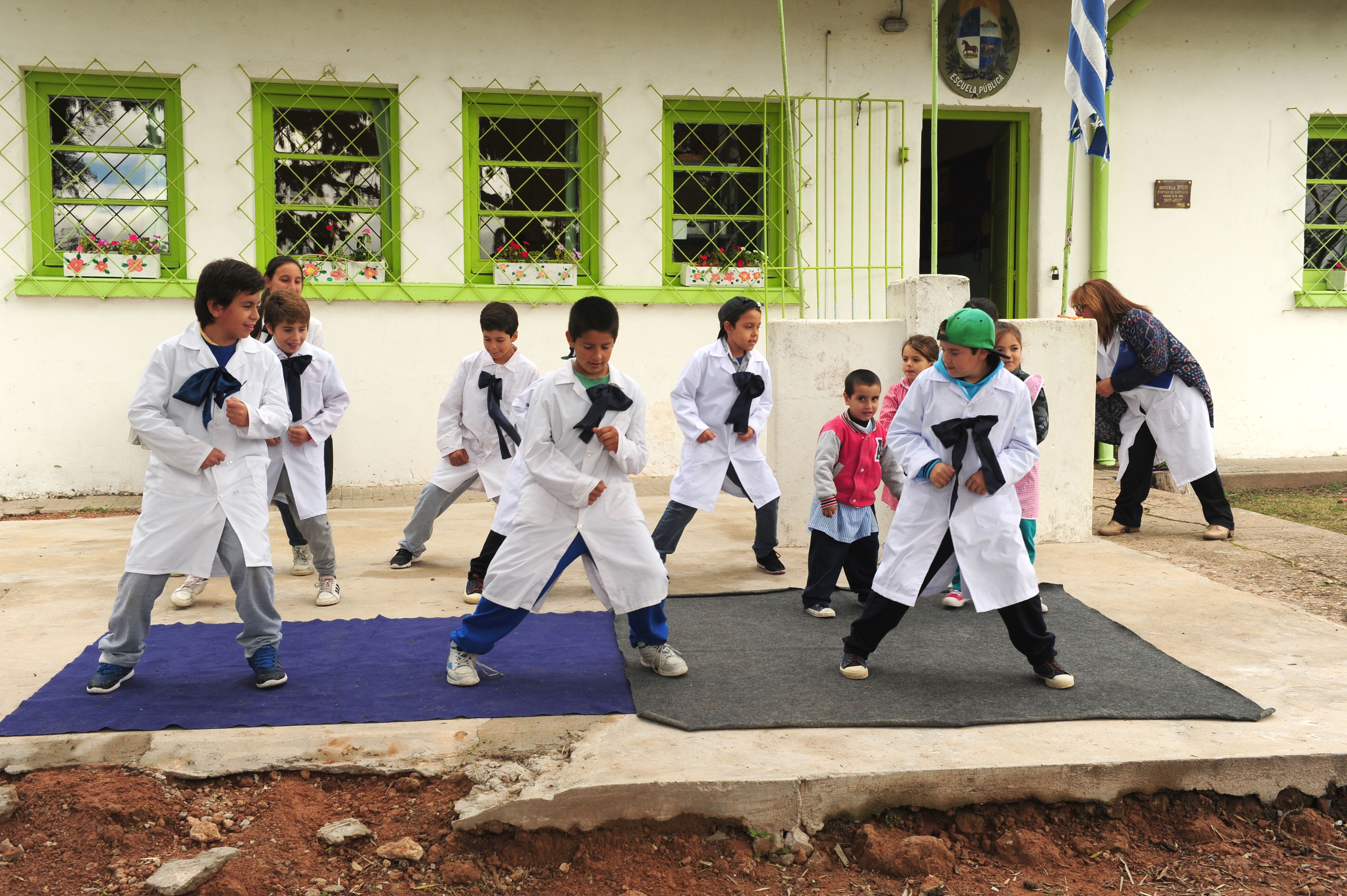 Escolares presentan una coreografía a las autoridades presentes
