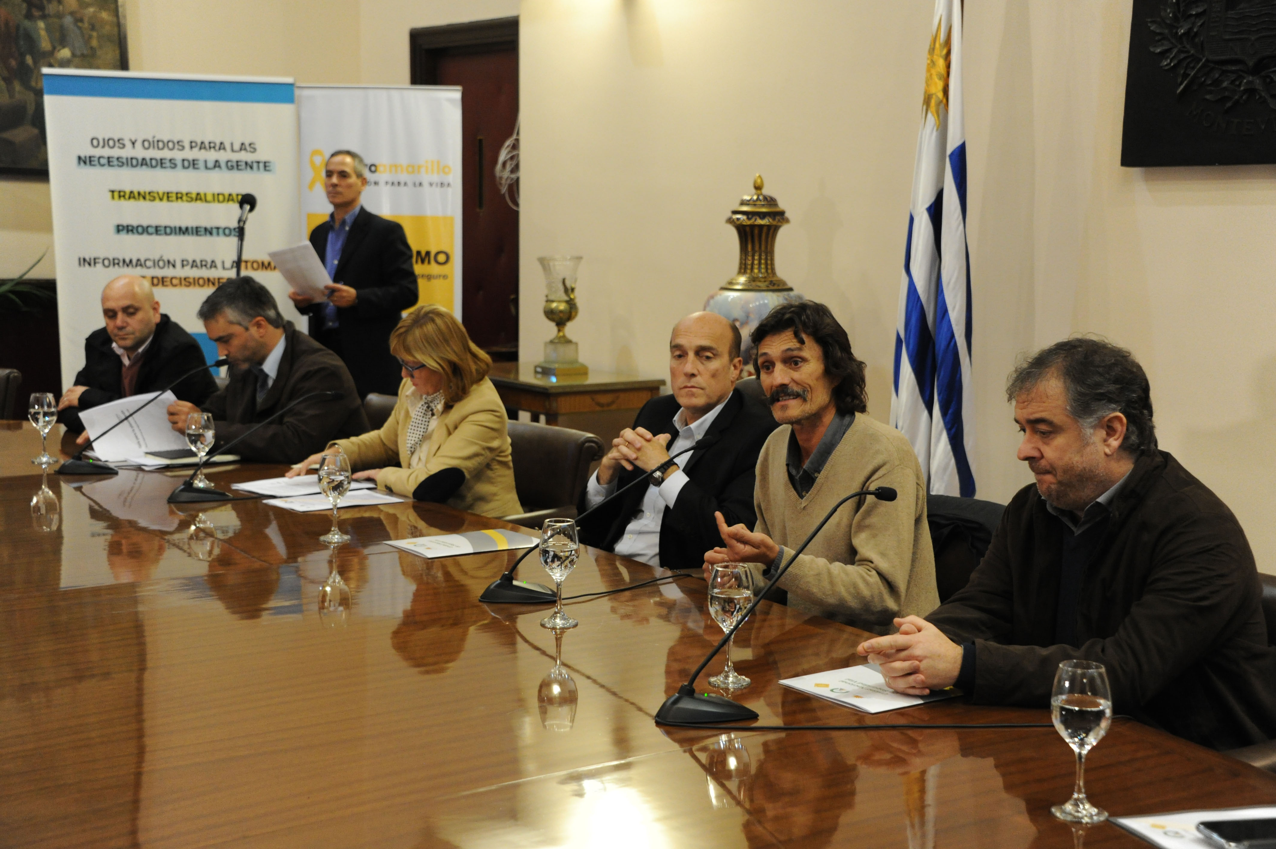 Encabezan la firma el titular de Unasev, Gerardo Barrios, la subsecretaria, Cristina Lustemberg, y el intendente de Montevideo, Daniel Martínez.