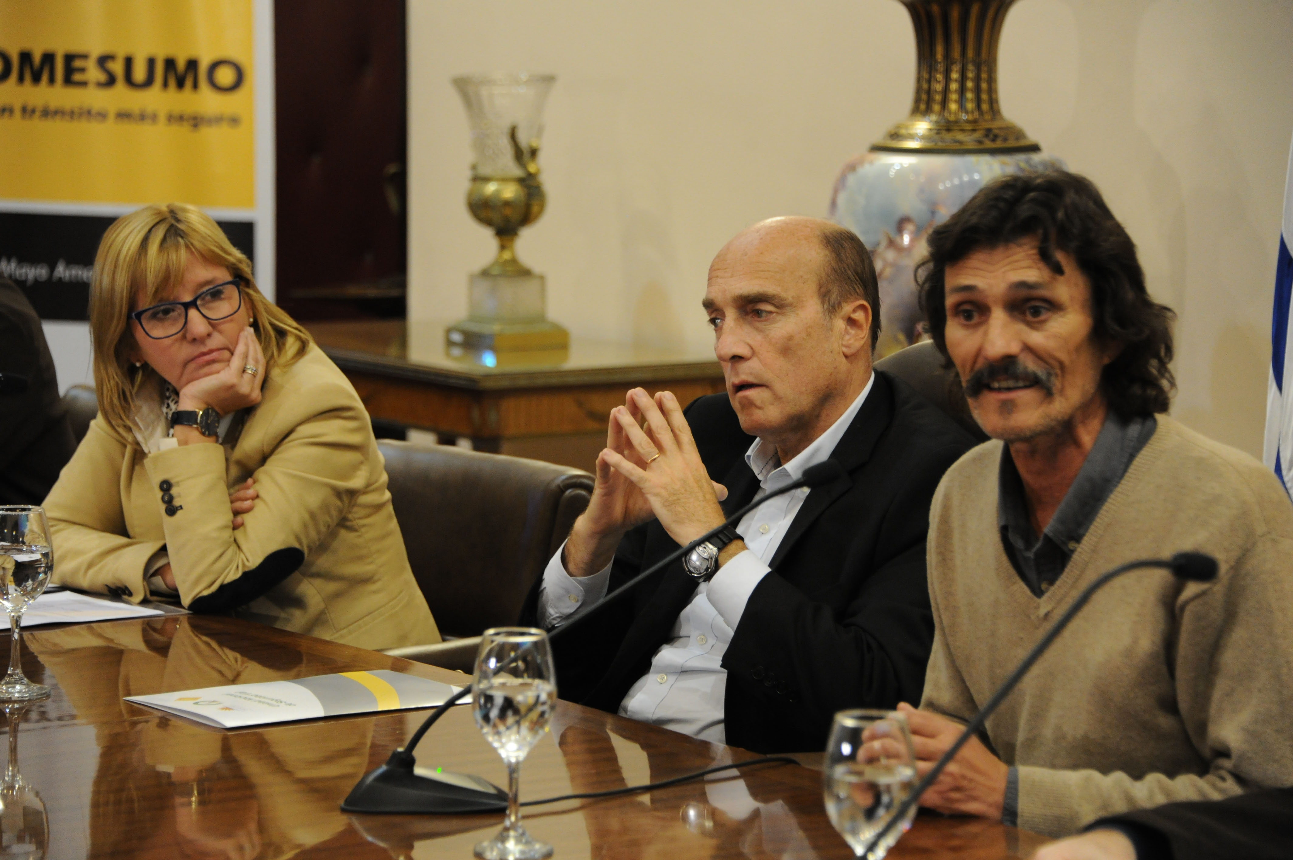 Encabezan la firma el titular de Unasev, Gerardo Barrios, la subsecretaria, Cristina Lustemberg, y el intendente de Montevideo, Daniel Martínez.
