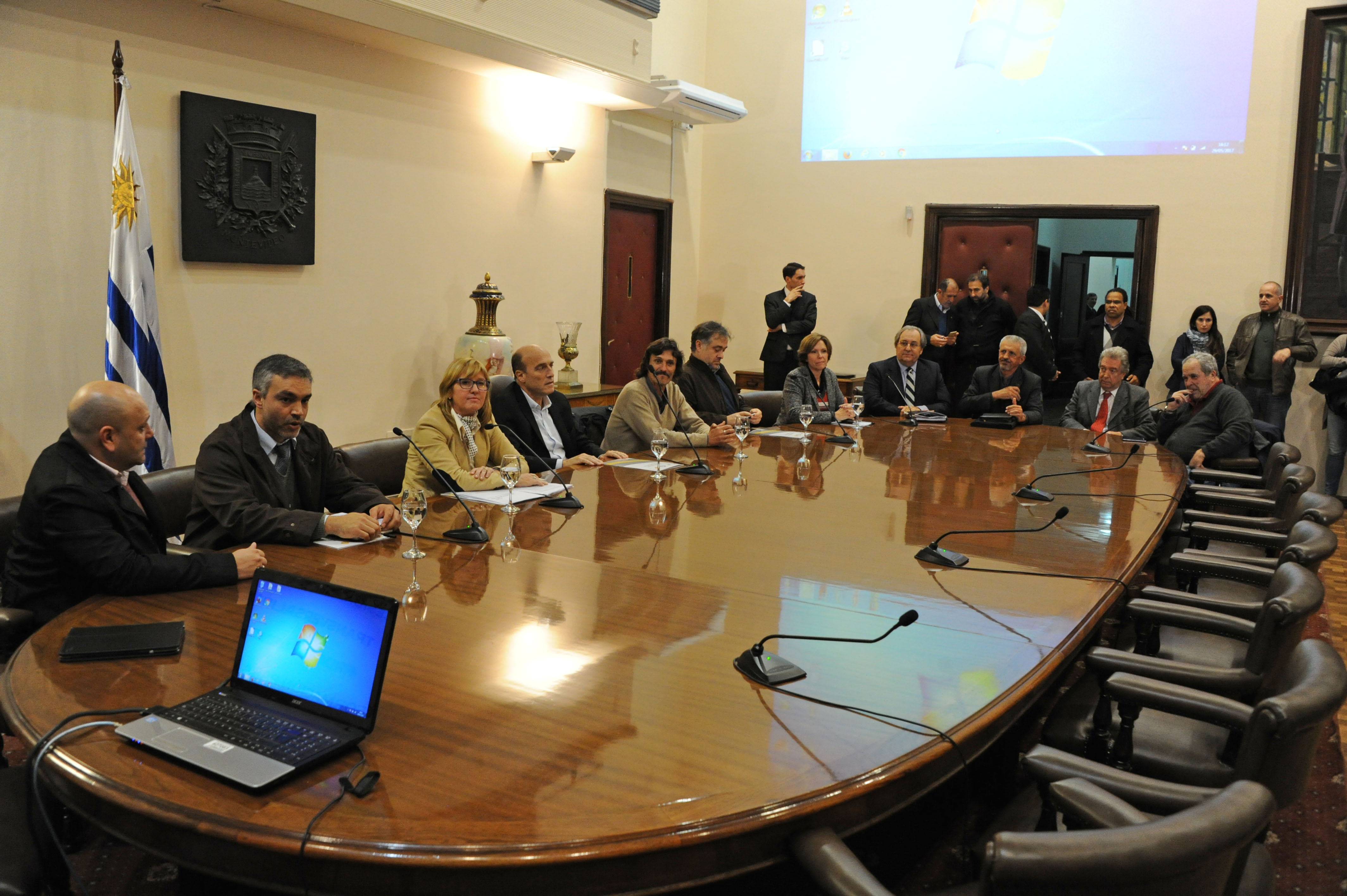 Encabezan la firma el titular de Unasev, Gerardo Barrios, la subsecretaria, Cristina Lustemberg, y el intendente de Montevideo, Daniel Martínez.