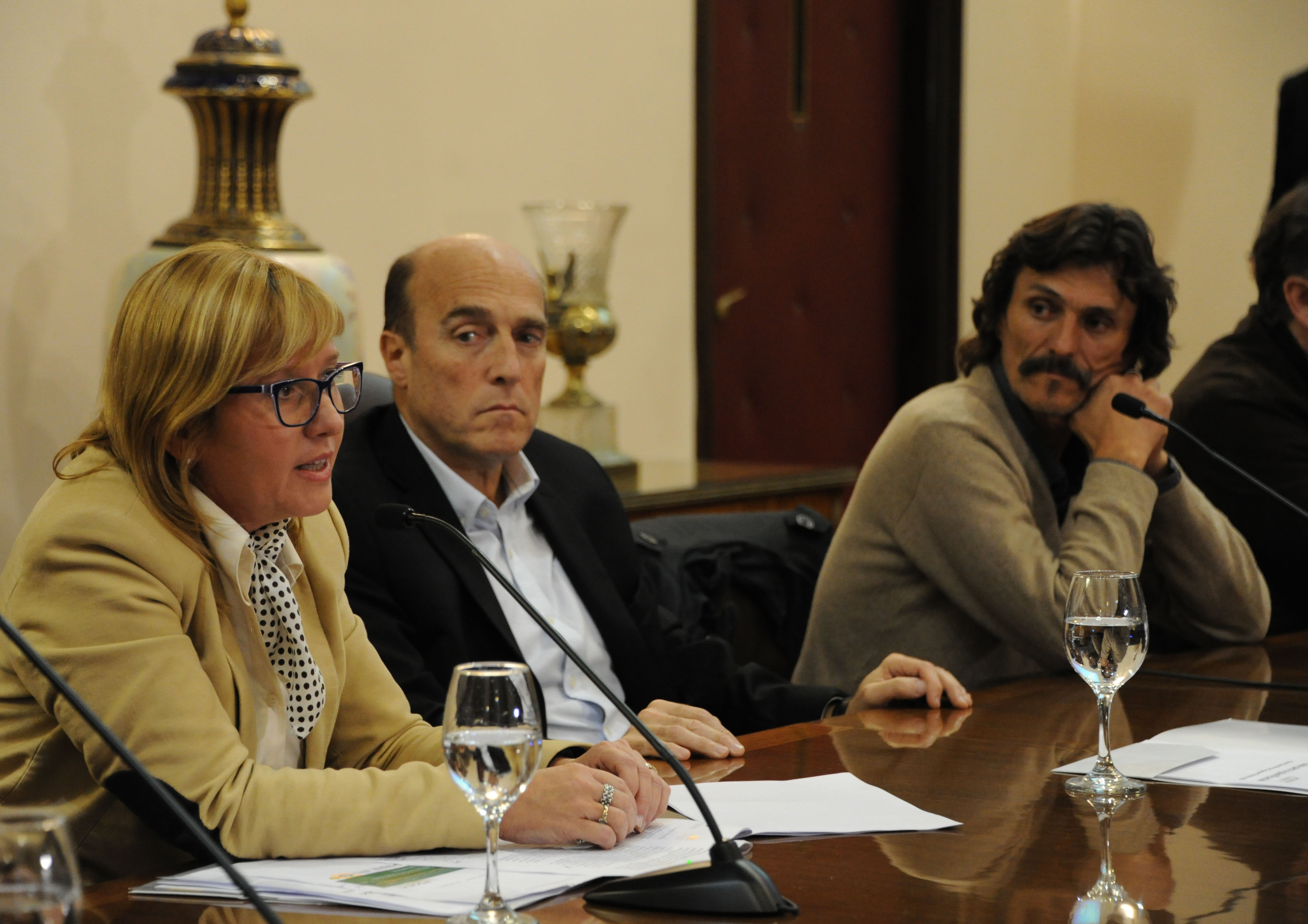 Encabezan la firma el titular de Unasev, Gerardo Barrios, la subsecretaria, Cristina Lustemberg, y el intendente de Montevideo, Daniel Martínez.