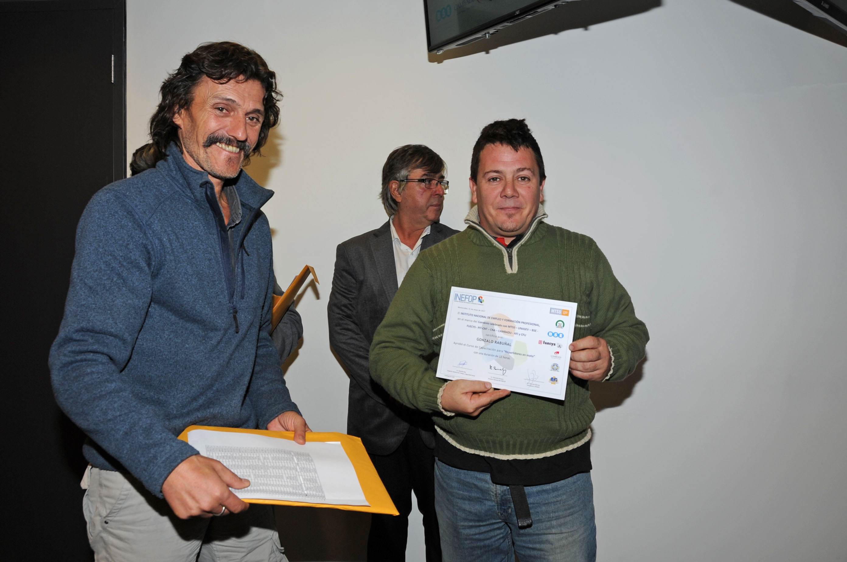 Entrega de diplomas de cursos de capacitación de Seguridad Vial a  repartidores en moto | Uruguay Presidencia