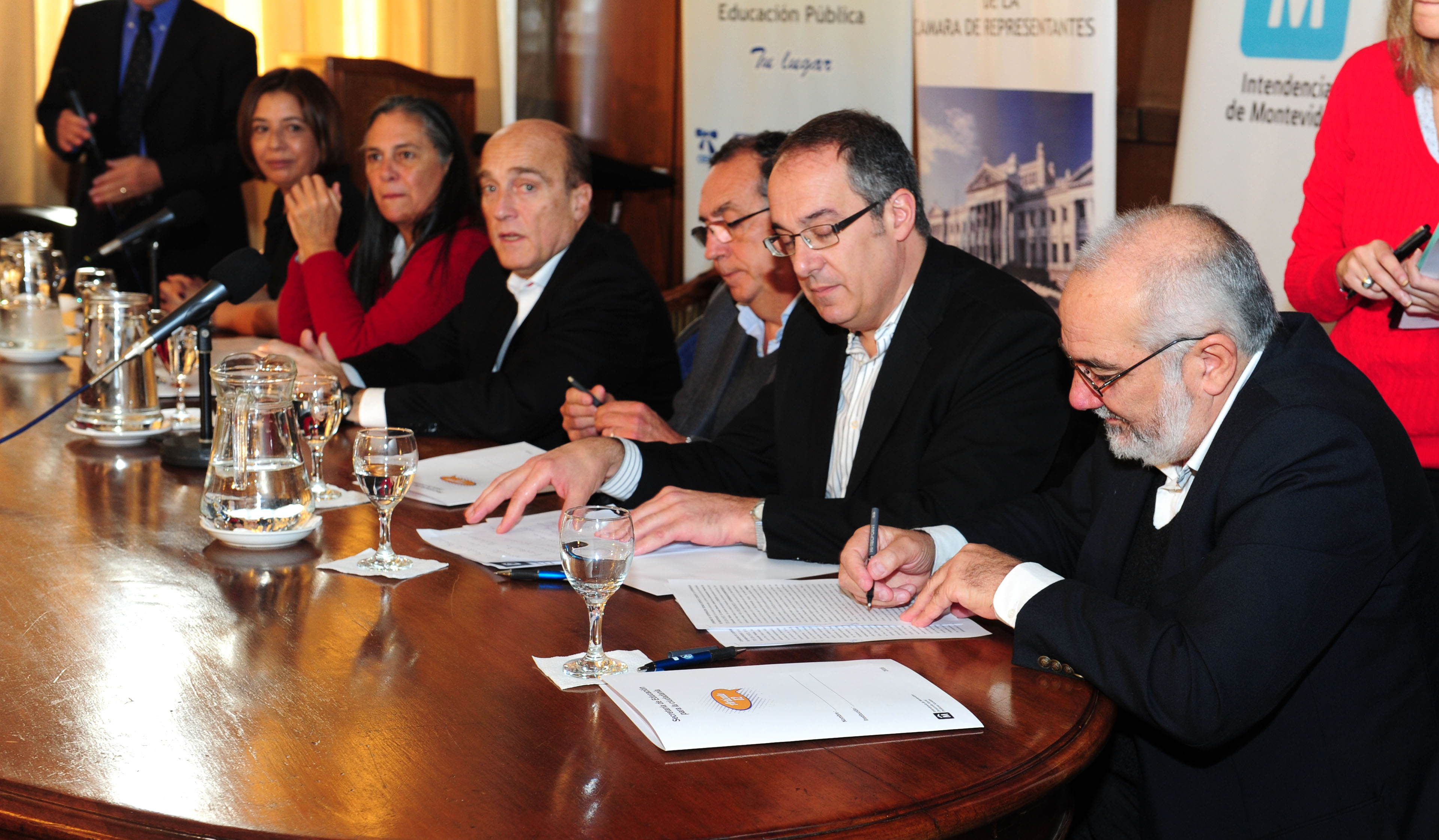 Autoridades en el lanzamiento de la edición 2017 del “Parlamento de niños”