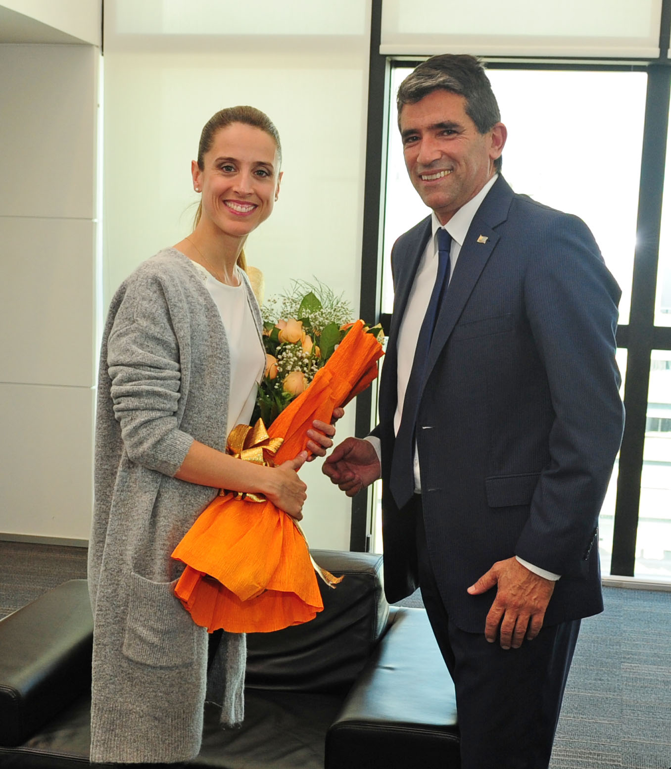 Sendic entrega obsequio a María Noel Riccetto