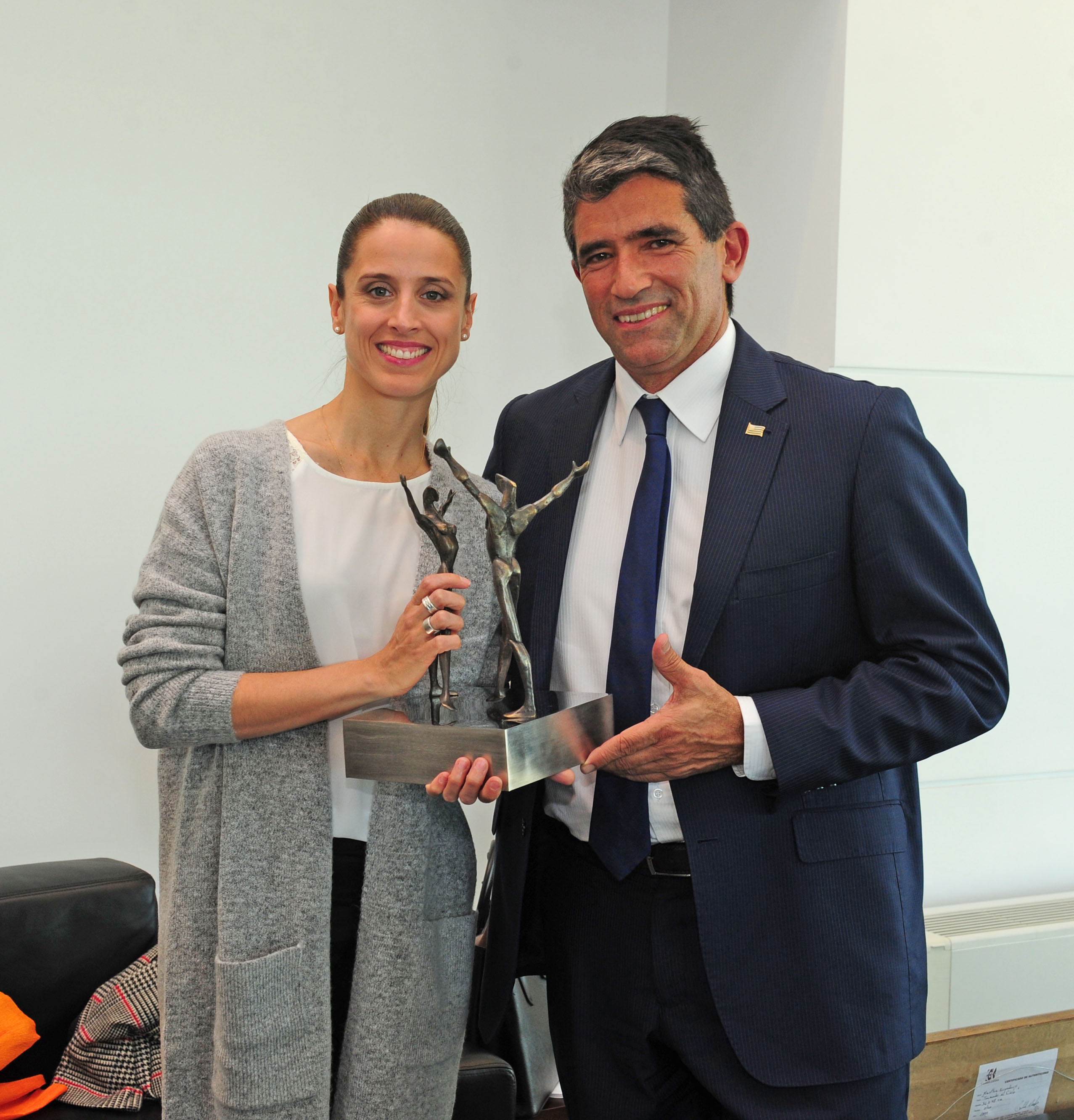 Sendic entrega obsequio a María Noel Riccetto