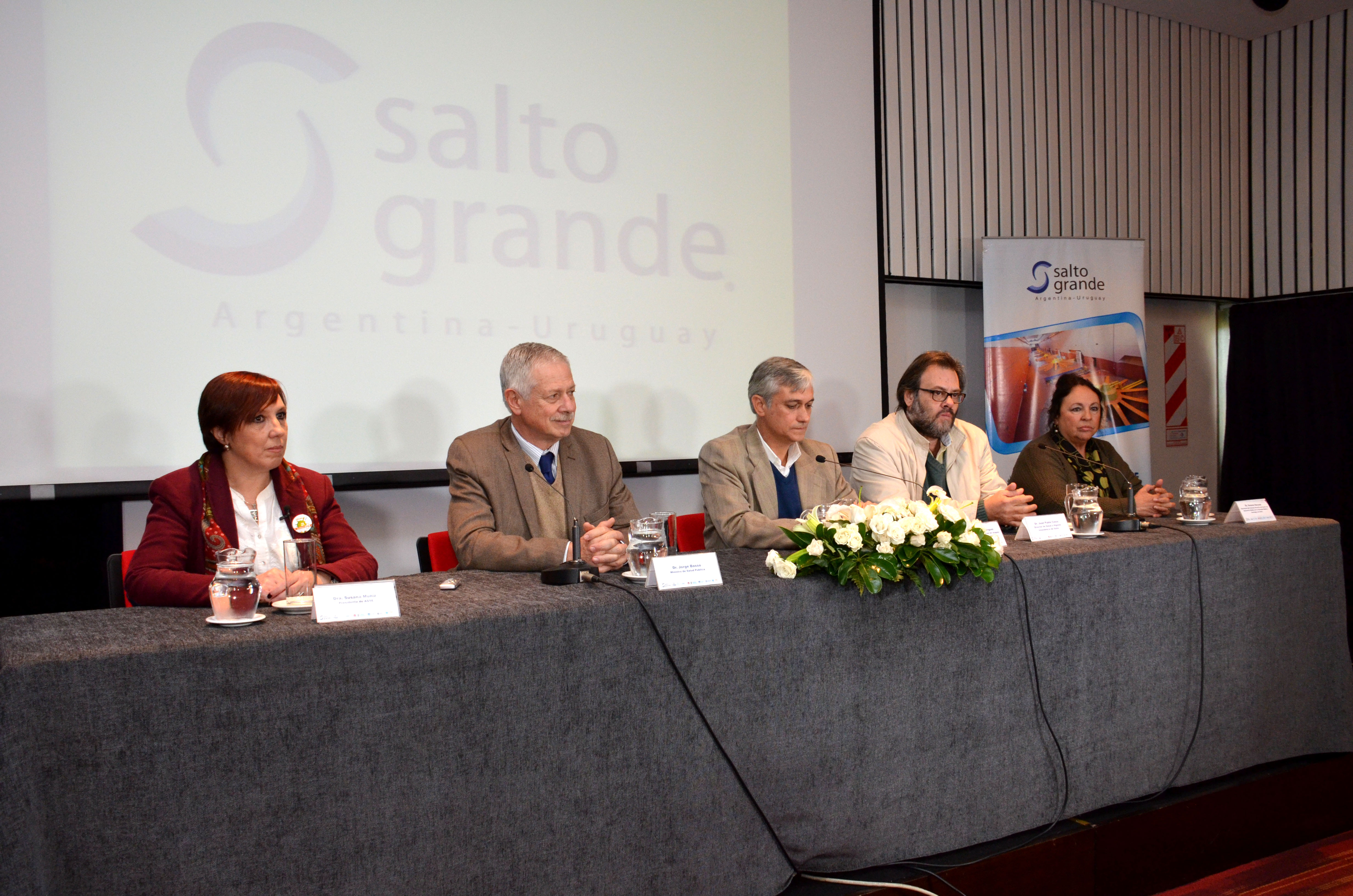 Ministro de Salud, Jorge Basso, junto a la presidenta de ASSE, Susana Muñiz encabezando el acto de entrega de mamógrafo móvil