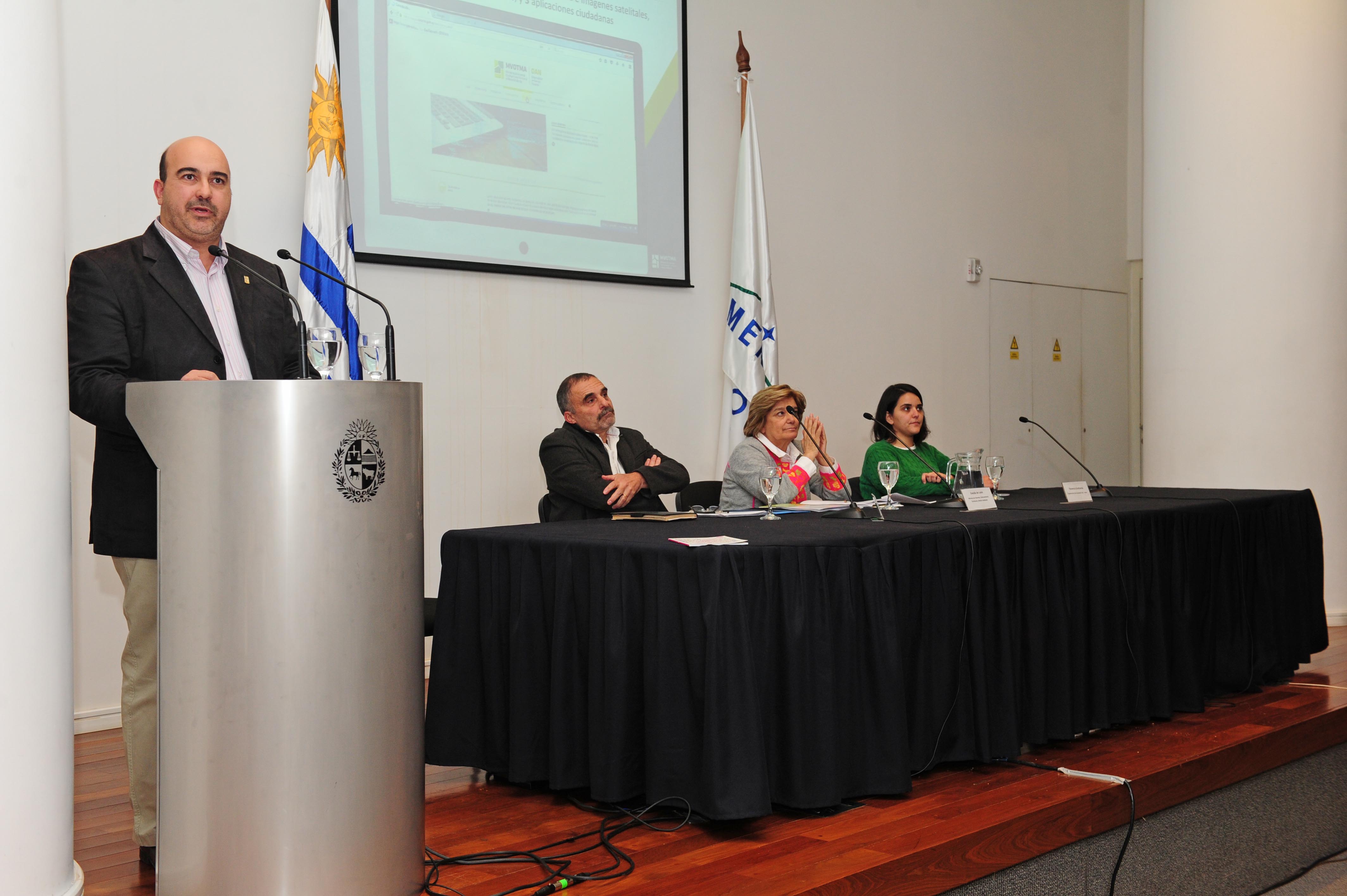 Director Nacional de Medio Ambiente (DINAMA), Alejandro Nario, dirigiéndose a los presentes