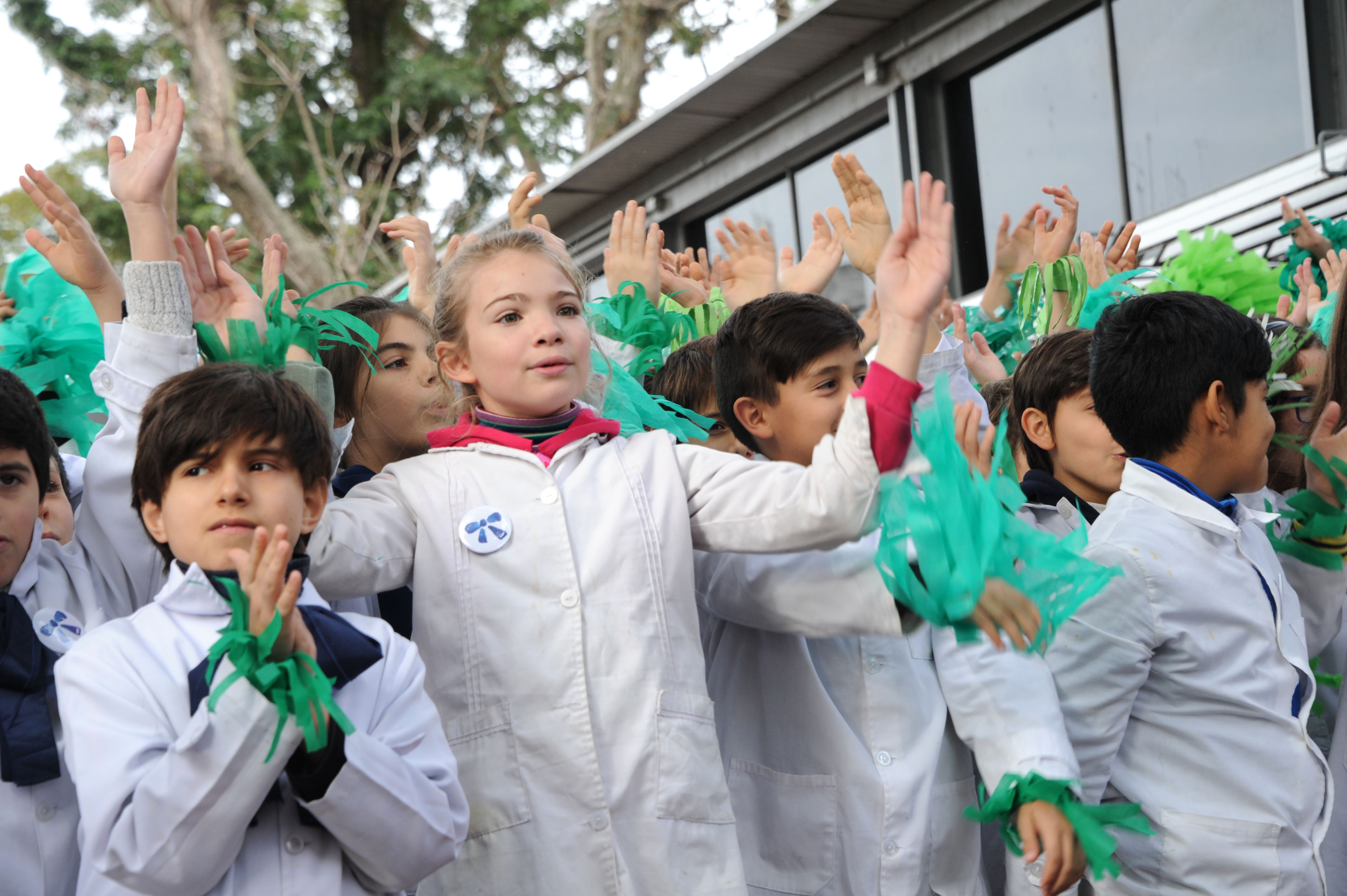 Alumnos de la Escuela N°47 de Capurro en actividad de reciclado de aceite