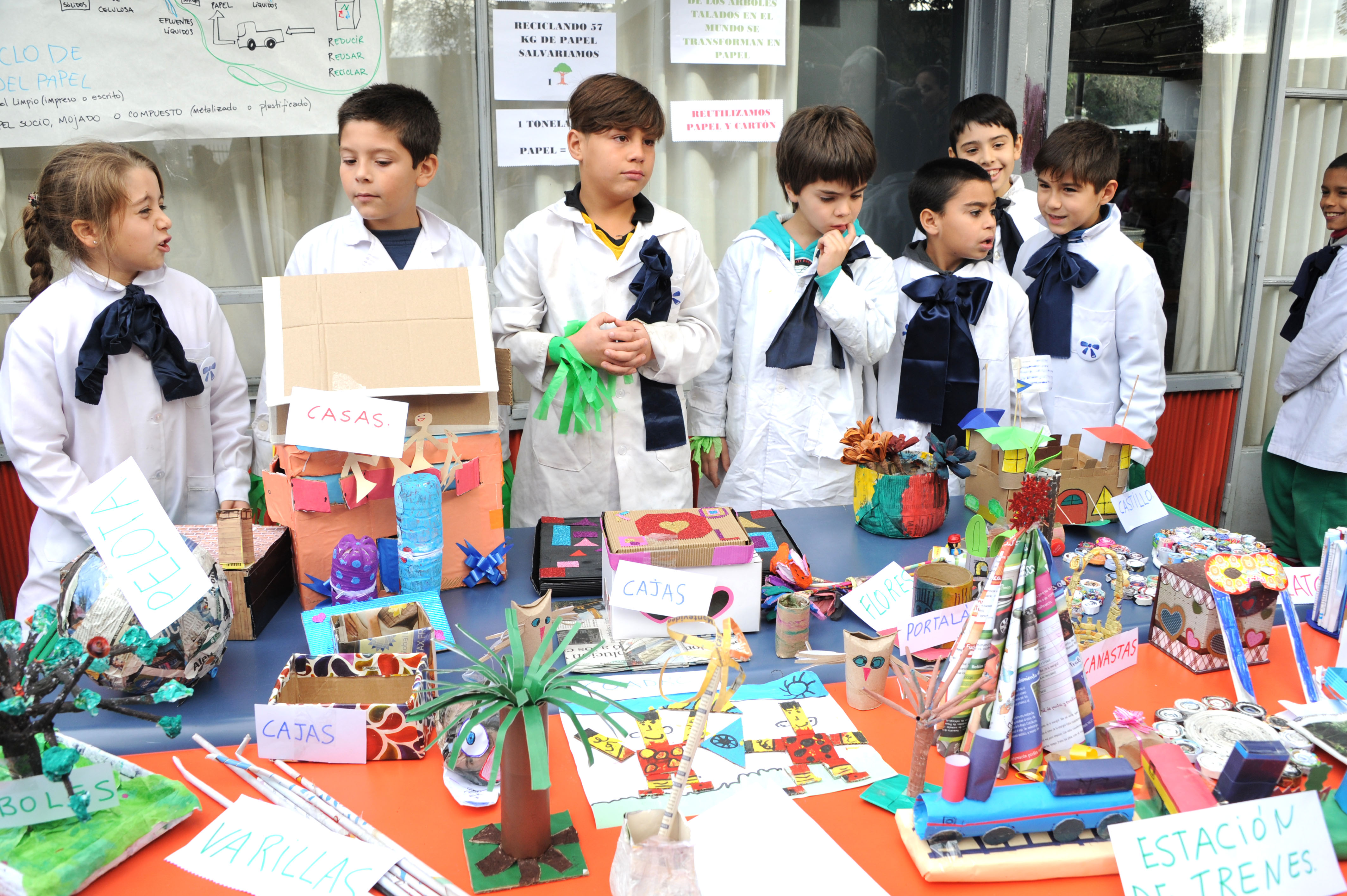 Alumnos de la Escuela N°47 de Capurro en actividad de reciclado de aceite