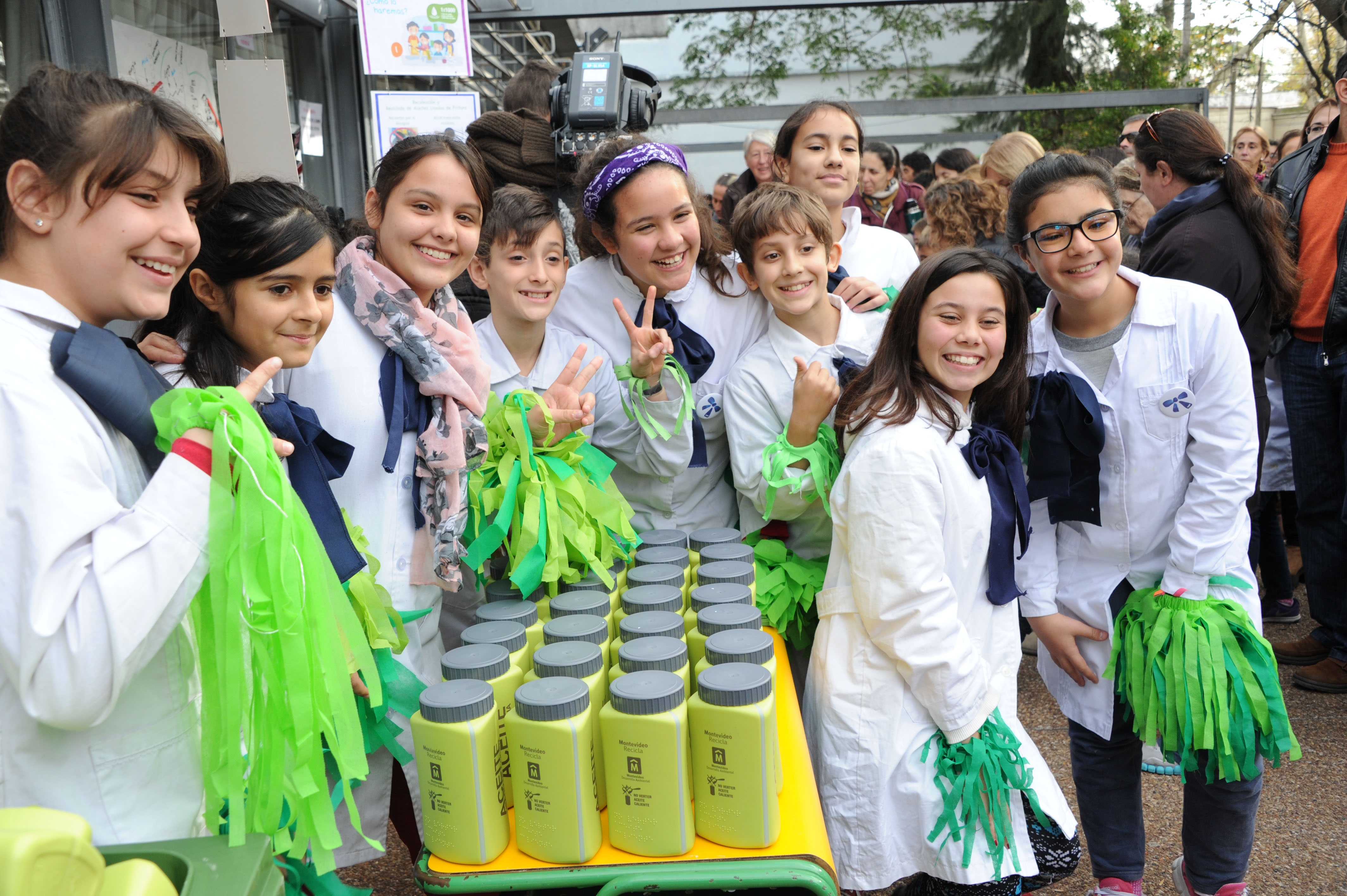 Alumnos de la Escuela N°47 de Capurro en actividad de reciclado de aceite