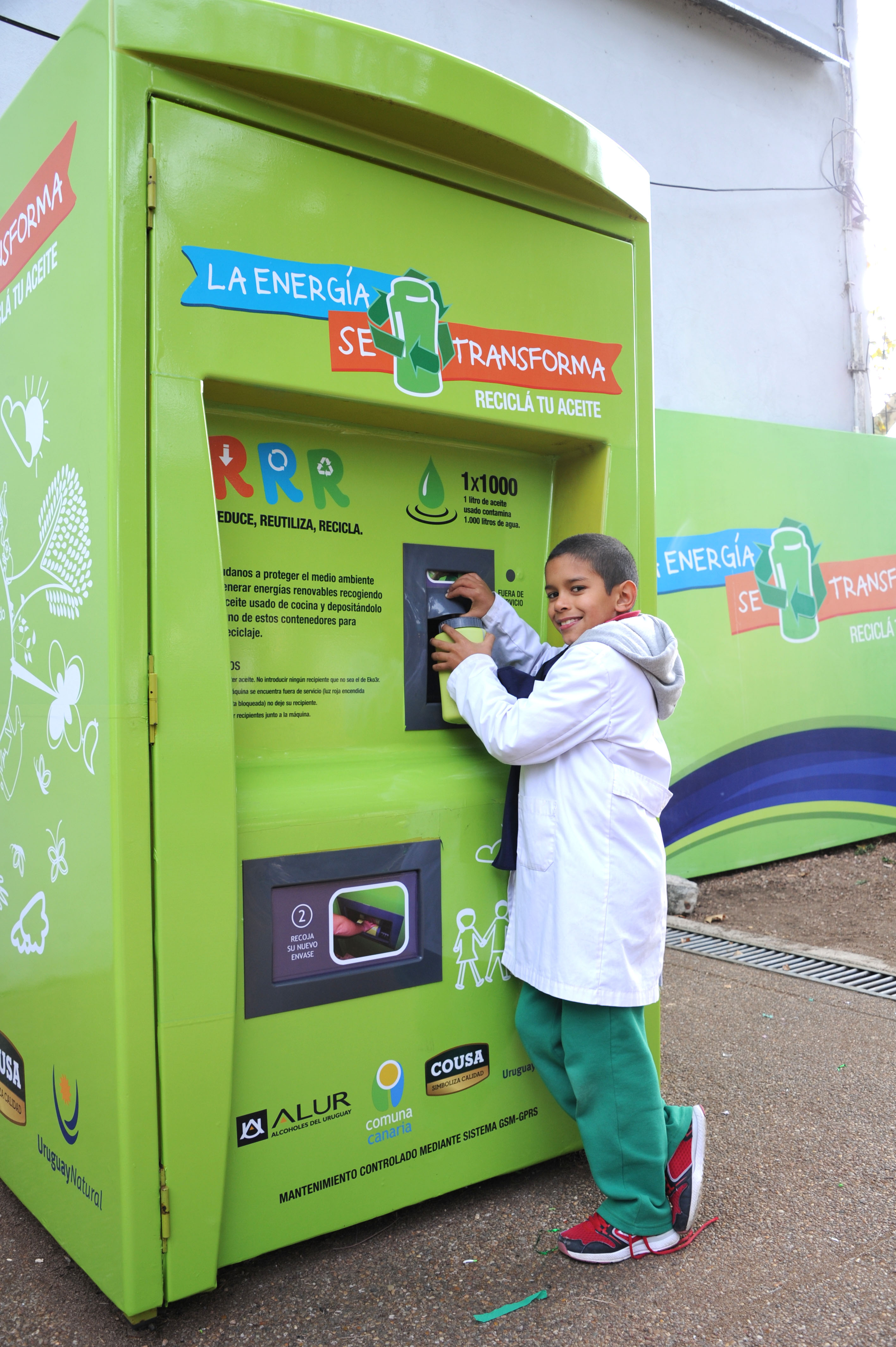Alumnos de la Escuela N°47 de Capurro en actividad de reciclado de aceite