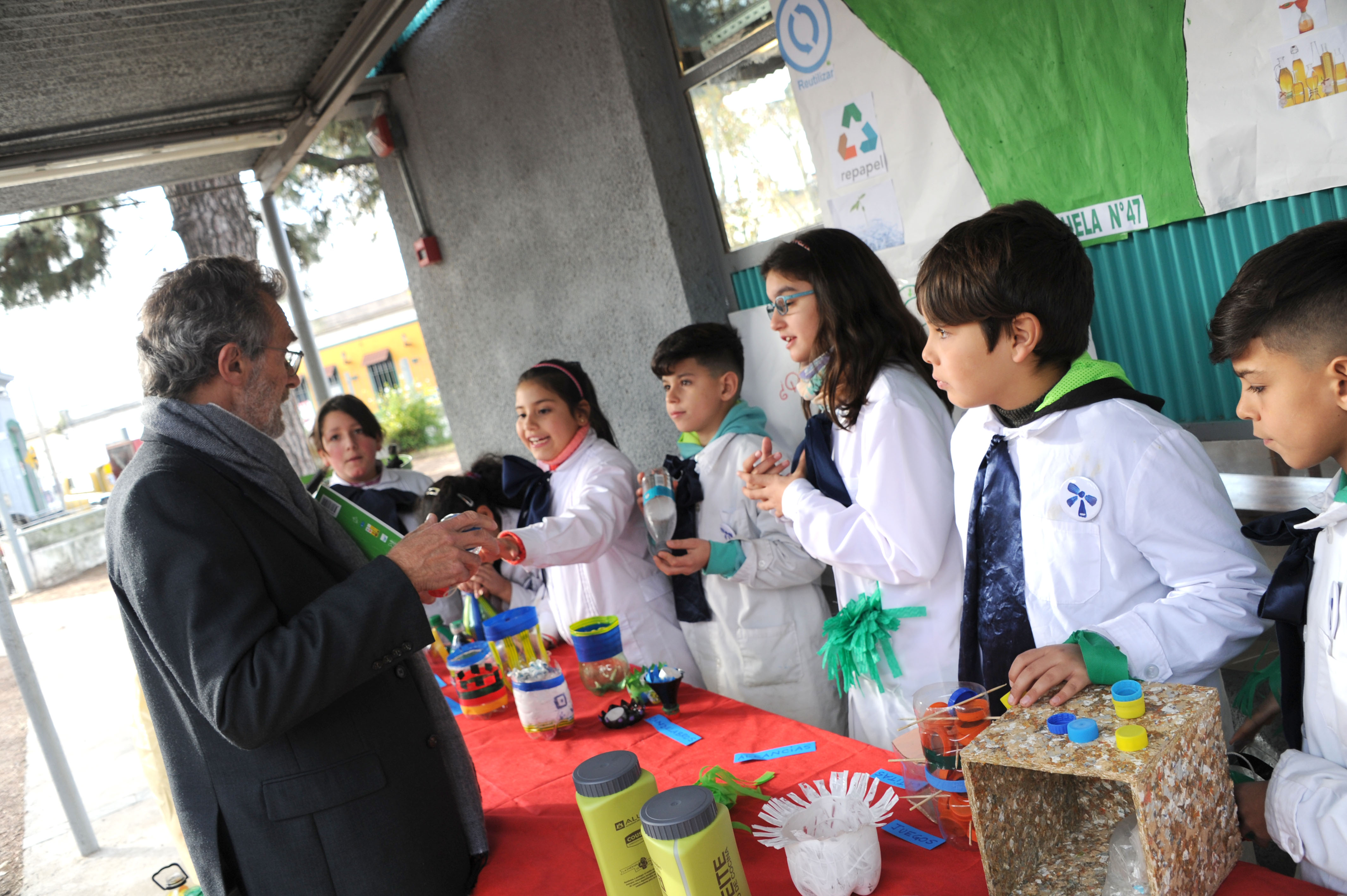 Alumnos de la Escuela N°47 de Capurro en actividad de reciclado de aceite
