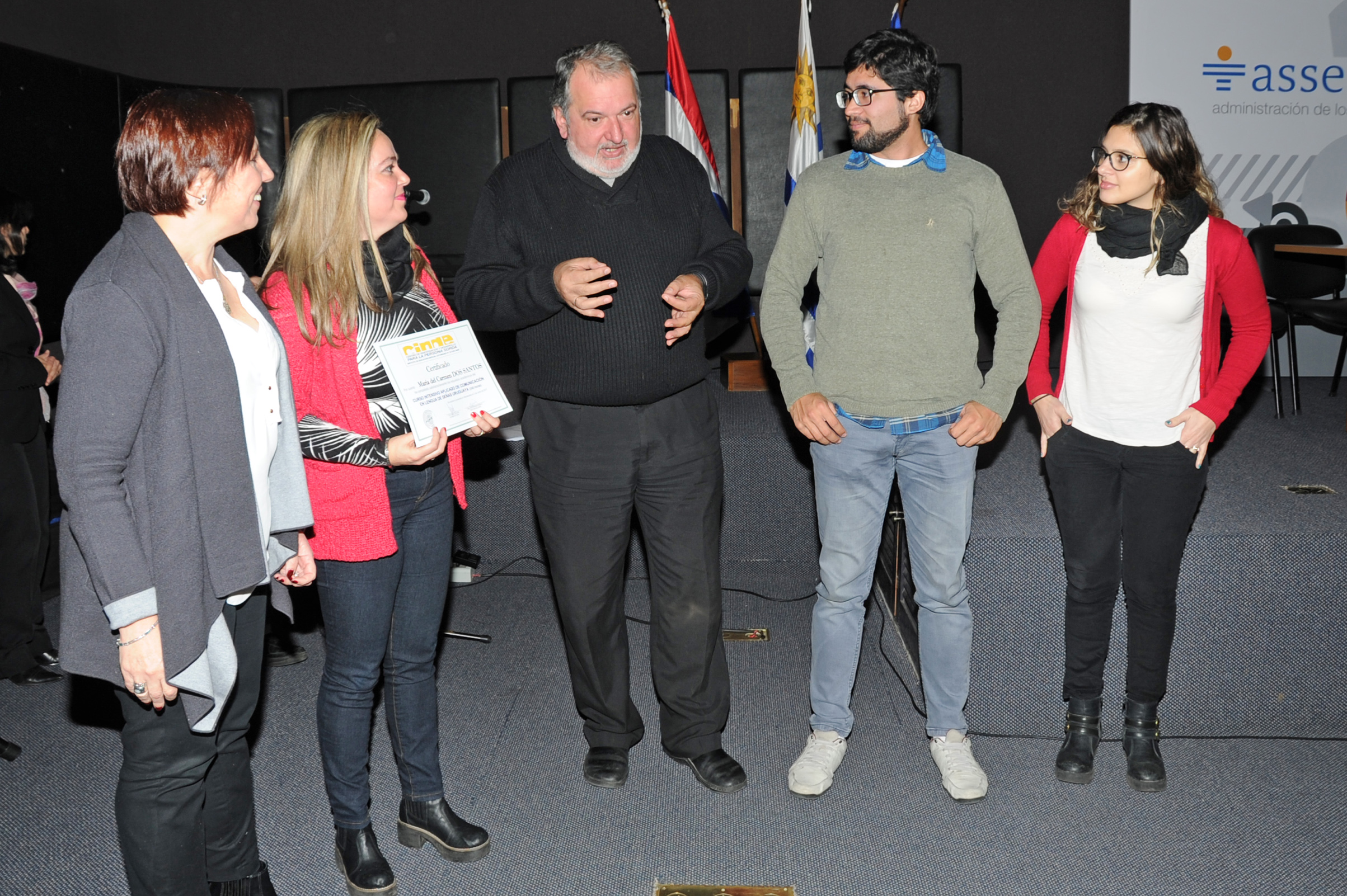 Entrega de certificados de ASSE en capacitación en lengua de señas