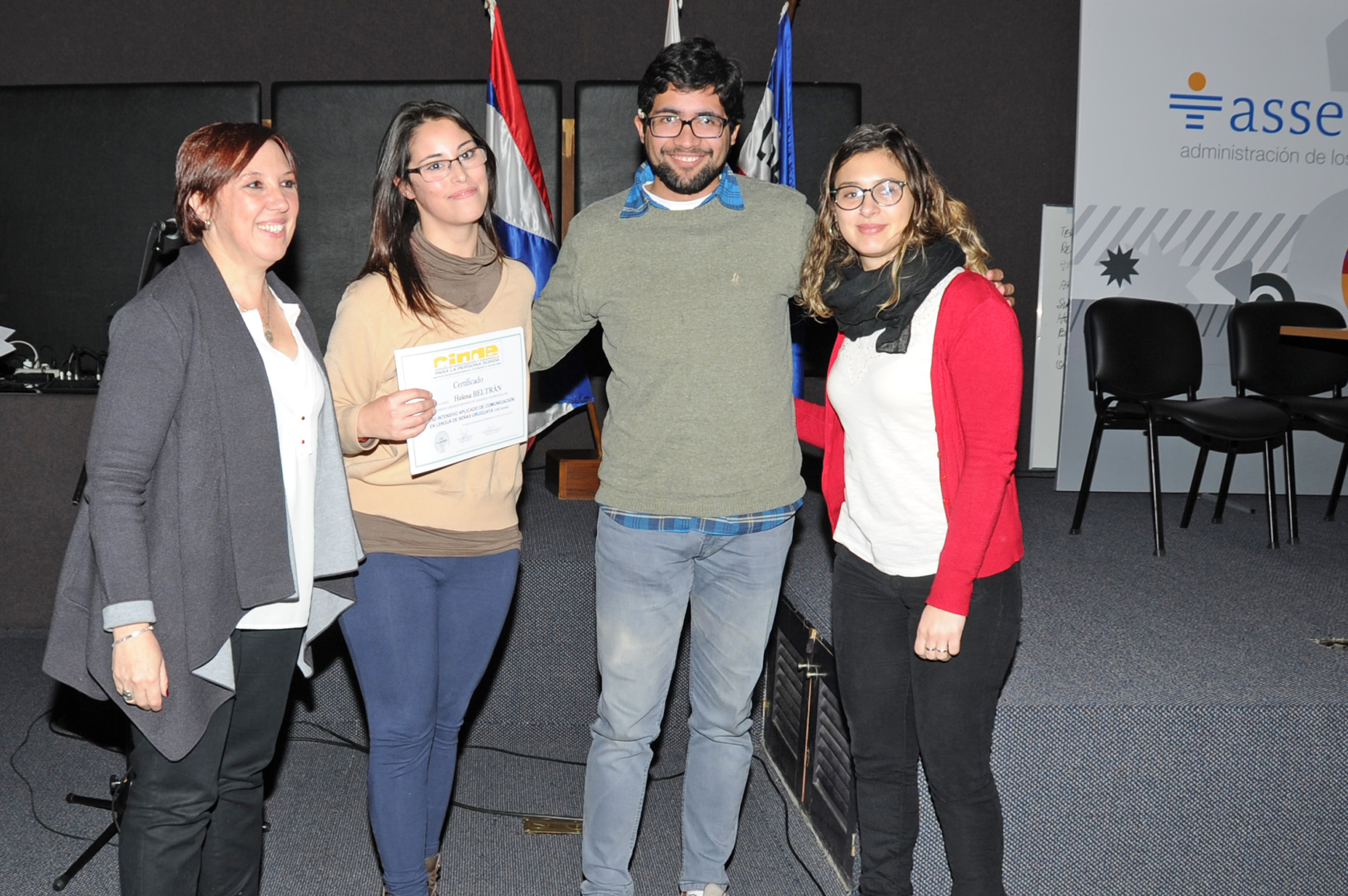 Entrega de certificados de ASSE en capacitación en lengua de señas