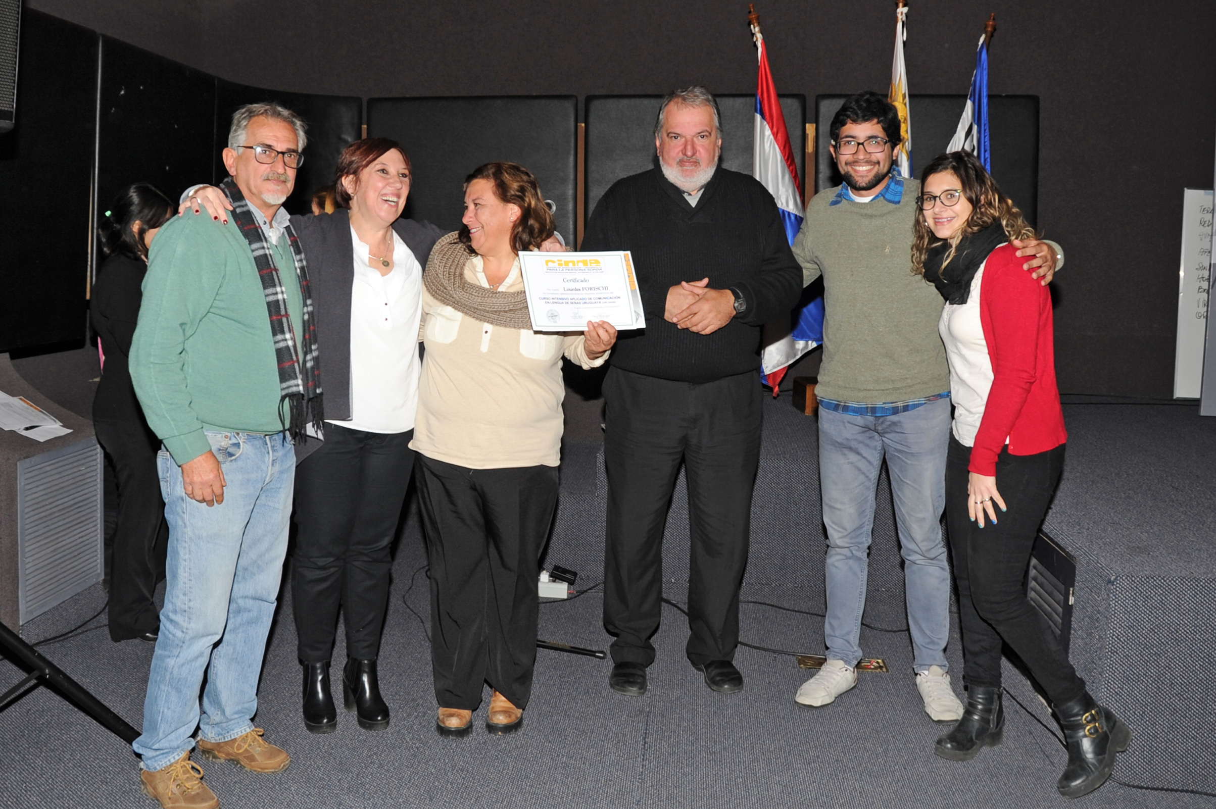 Entrega de certificados de ASSE en capacitación en lengua de señas