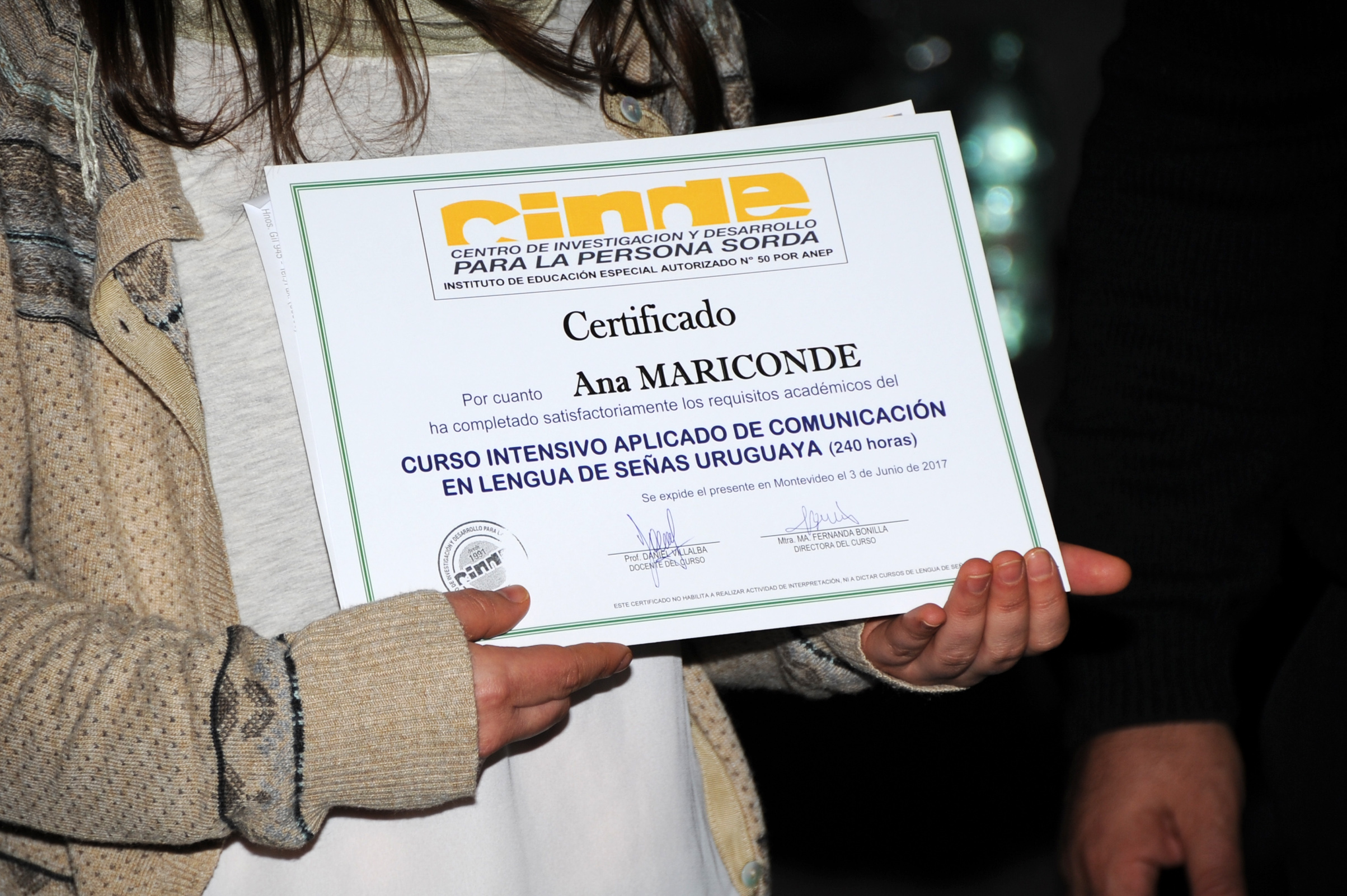 Entrega de certificados de ASSE en capacitación en lengua de señas