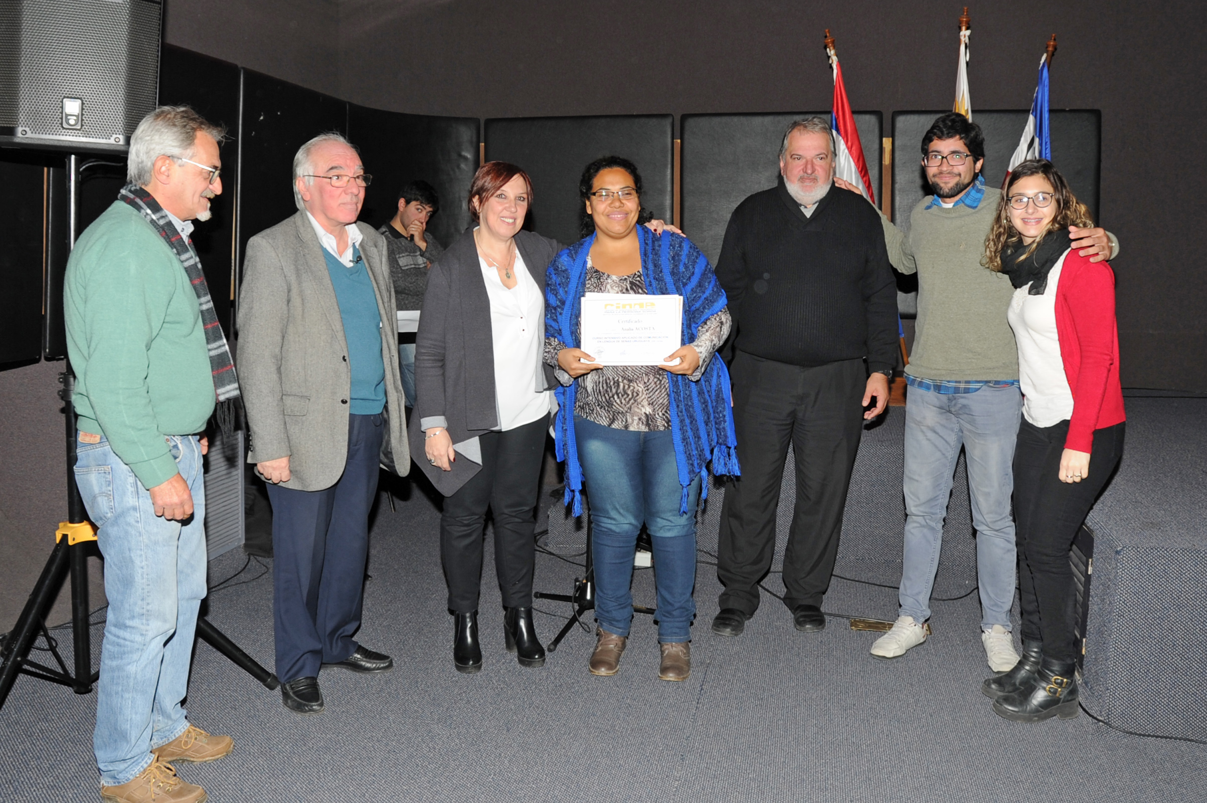 Entrega de certificados de ASSE en capacitación en lengua de señas