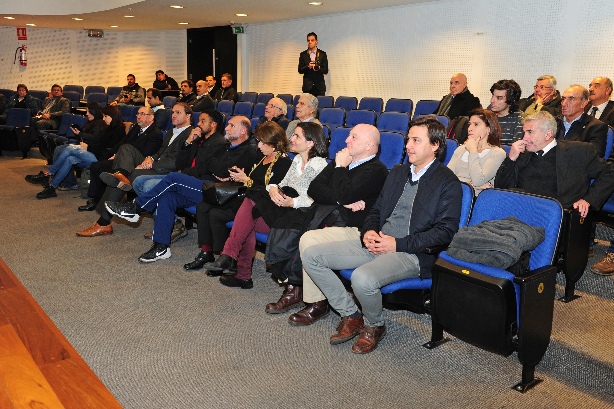 Asistentes al lanzamiento
