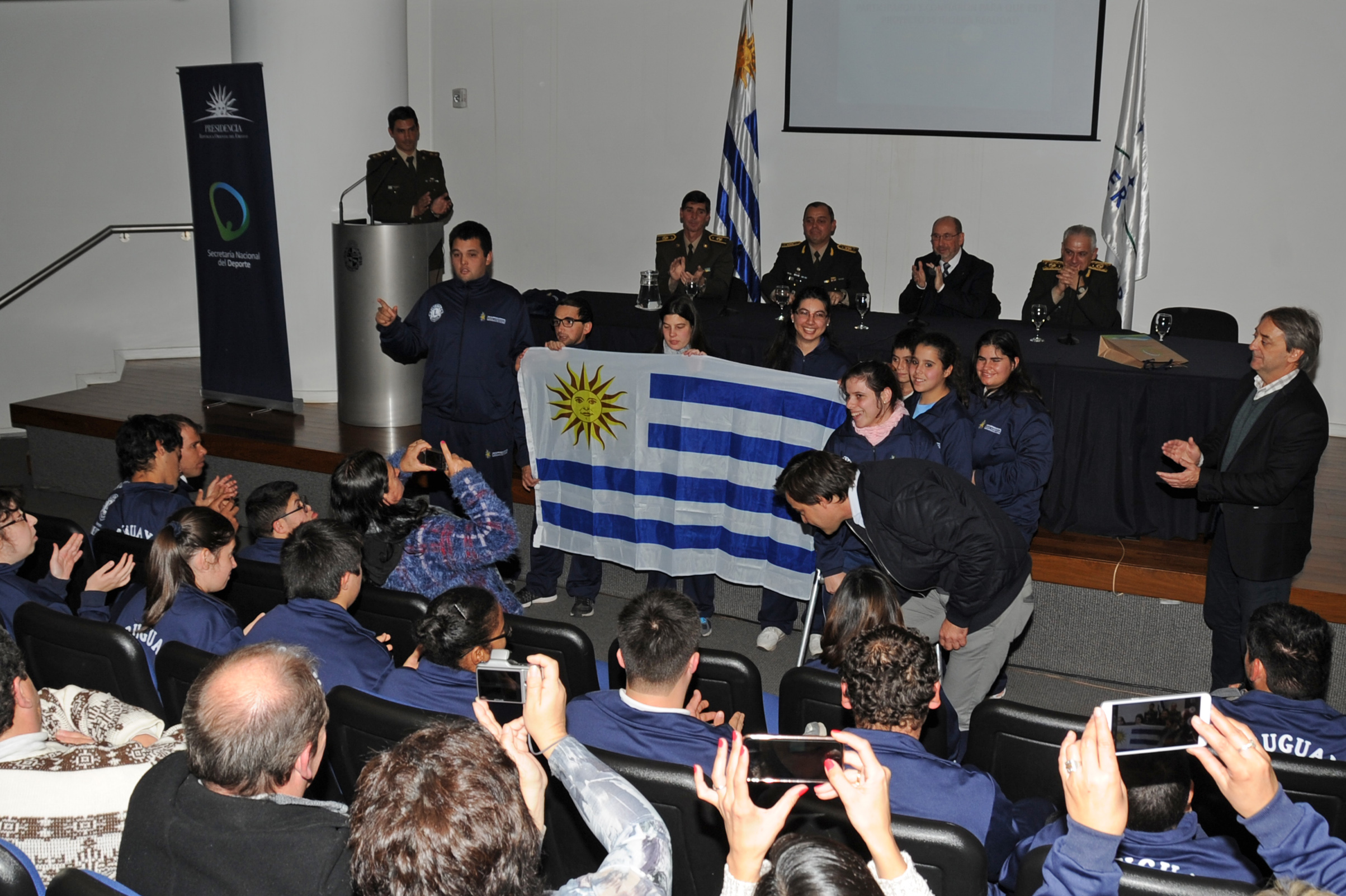 Entrega del Pabellón Nacional