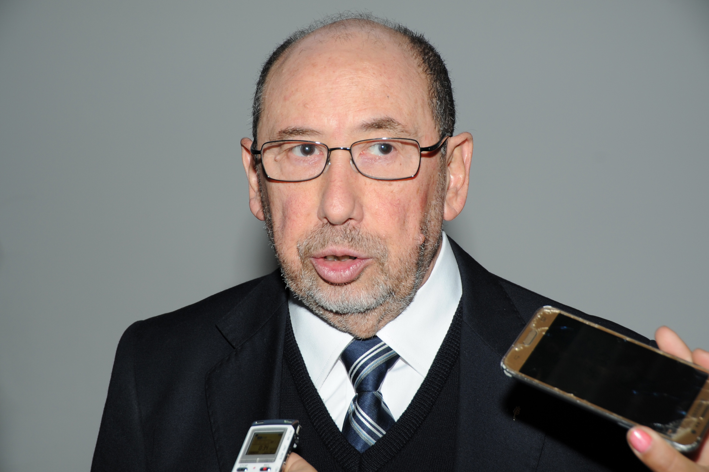 Subsecretario Nacional del Deporte, Alfredo Etchandy, realizando declaraciones a la prensa
