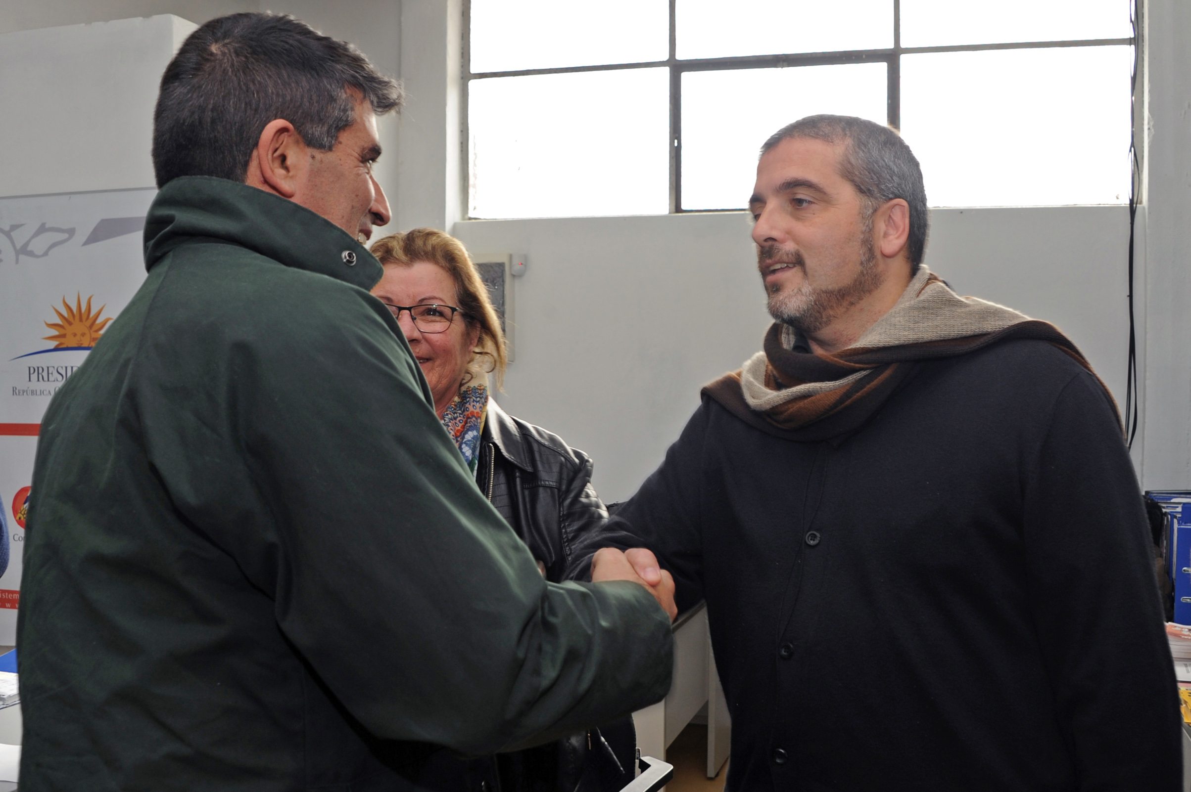Vicepresidente Raúl Sendic saluda al Director Nacional del Sistema Nacional de Emergencias, Fernando Traversa