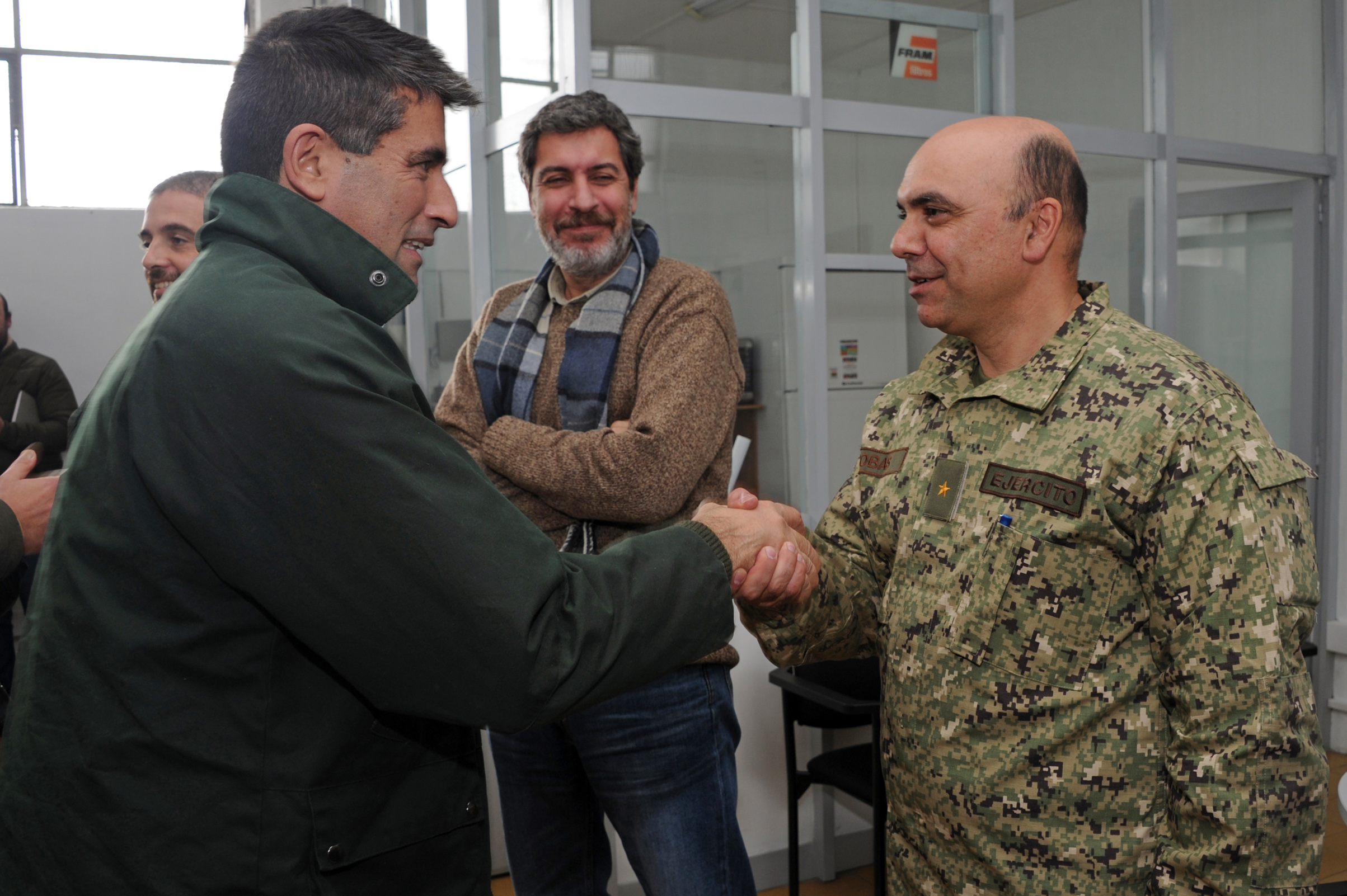 Vicepresidente Raúl Sendic saluda a representante del Ejército Nacional, que colaboran en las tareas de asistencia a los damnificados