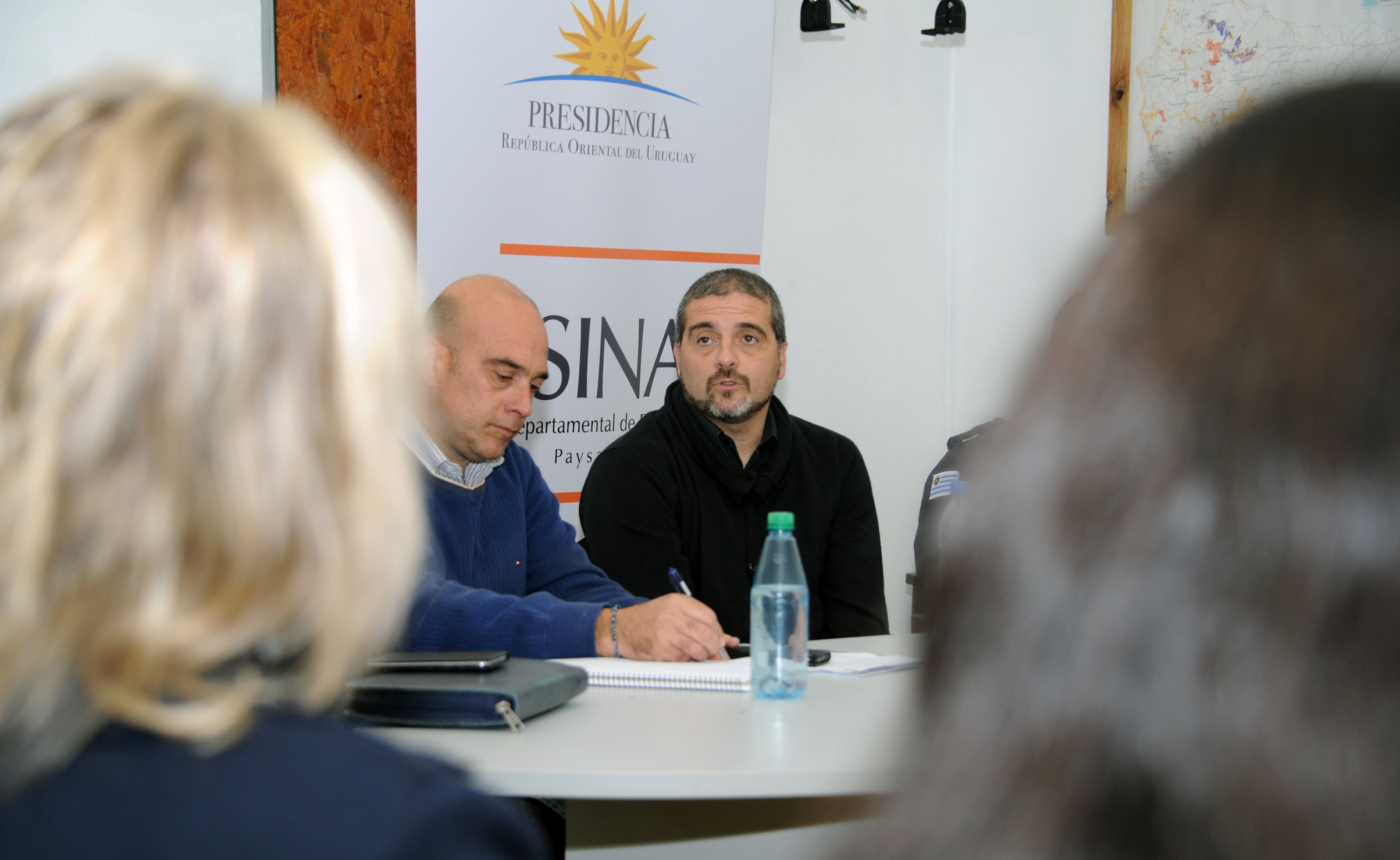 Reunión de autoridades del SINAE con el Intendente de Paysandu, autoridades de Bomberos, autoridades departamentales de Prefectura y Policia
