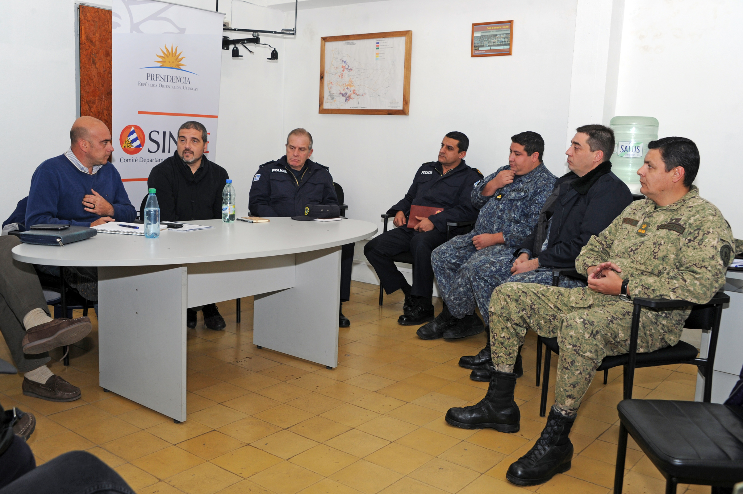 Reunión de autoridades del SINAE con el Intendente de Paysandu, autoridades de Bomberos, autoridades departamentales de Prefectura y Policia