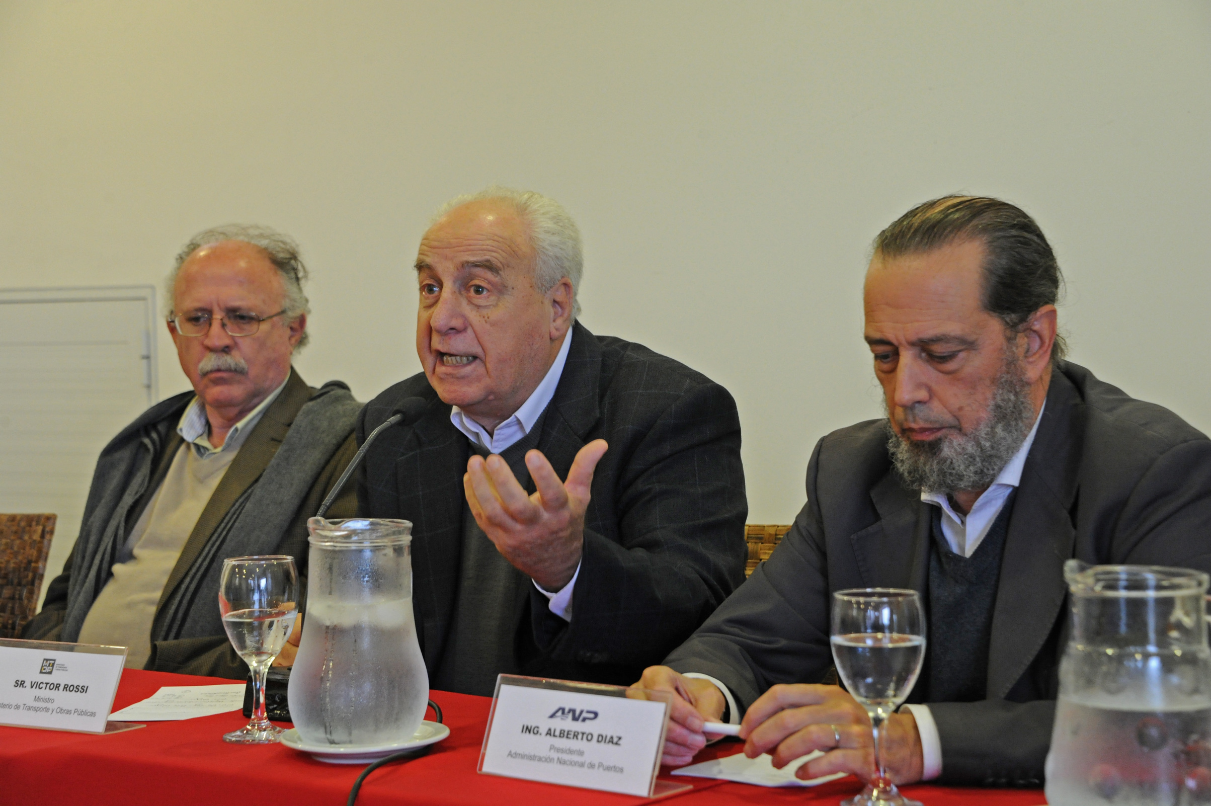 Ministro Víctor Rossi, dirigiéndose a los presentes