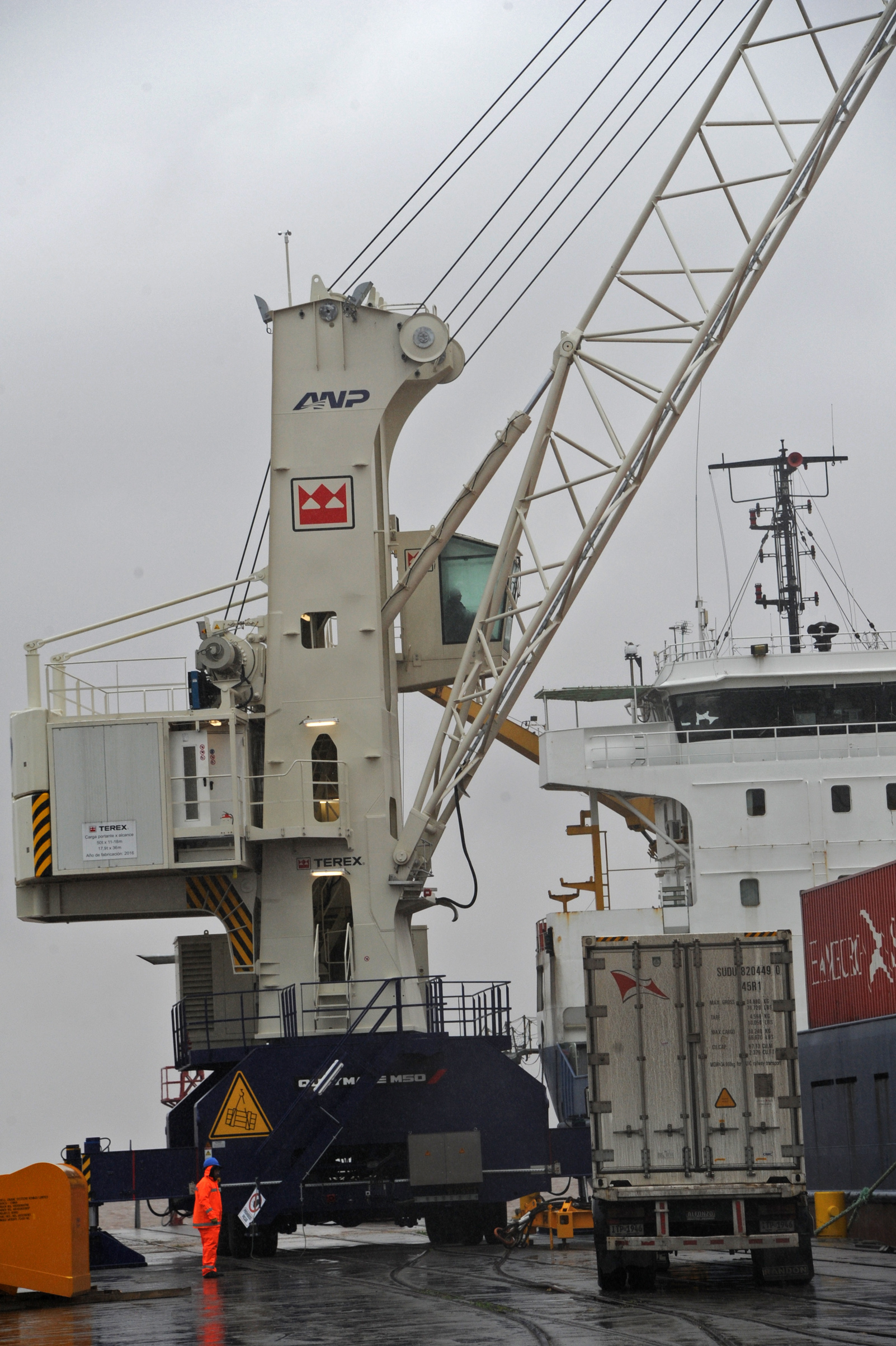 Nueva grúa operativa en el puerto de Fray Bentos