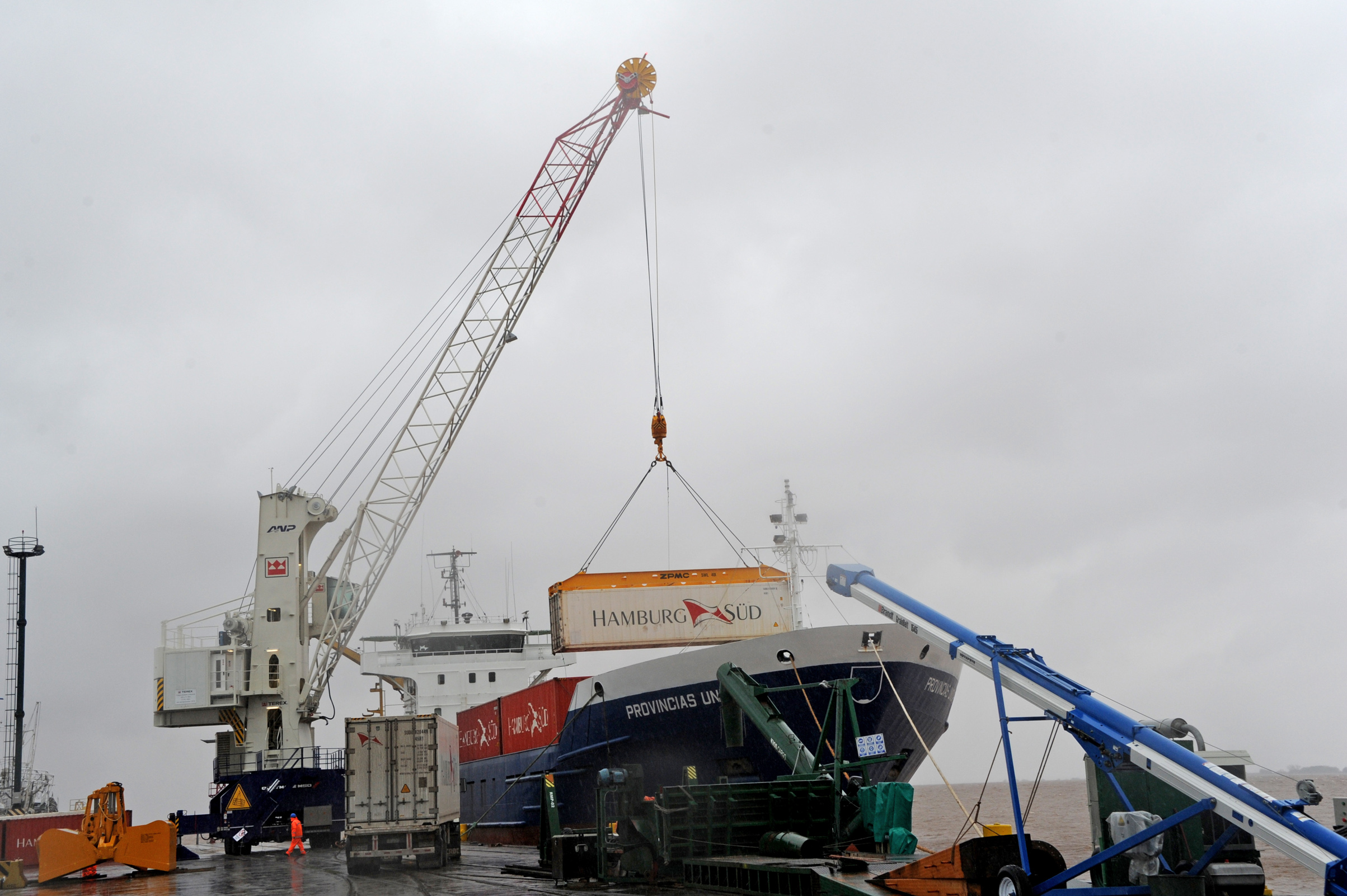 Nueva grúa operativa en el puerto de Fray Bentos