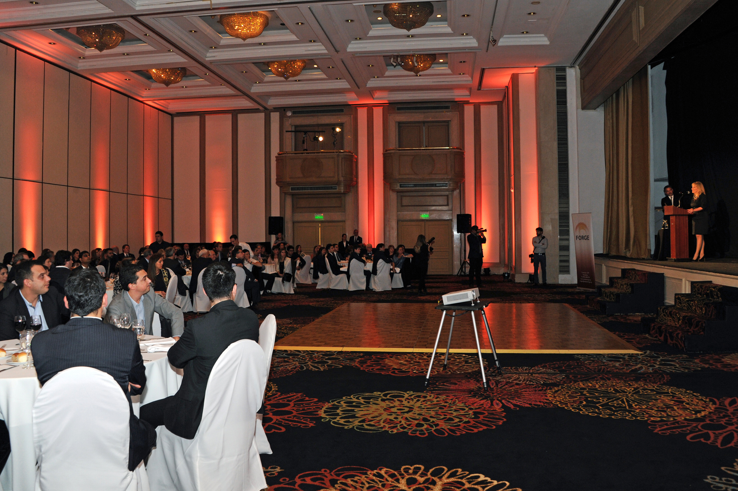 Ministra Carolina Cosse durante su exposición en la cena de gala de la fundación Forge
