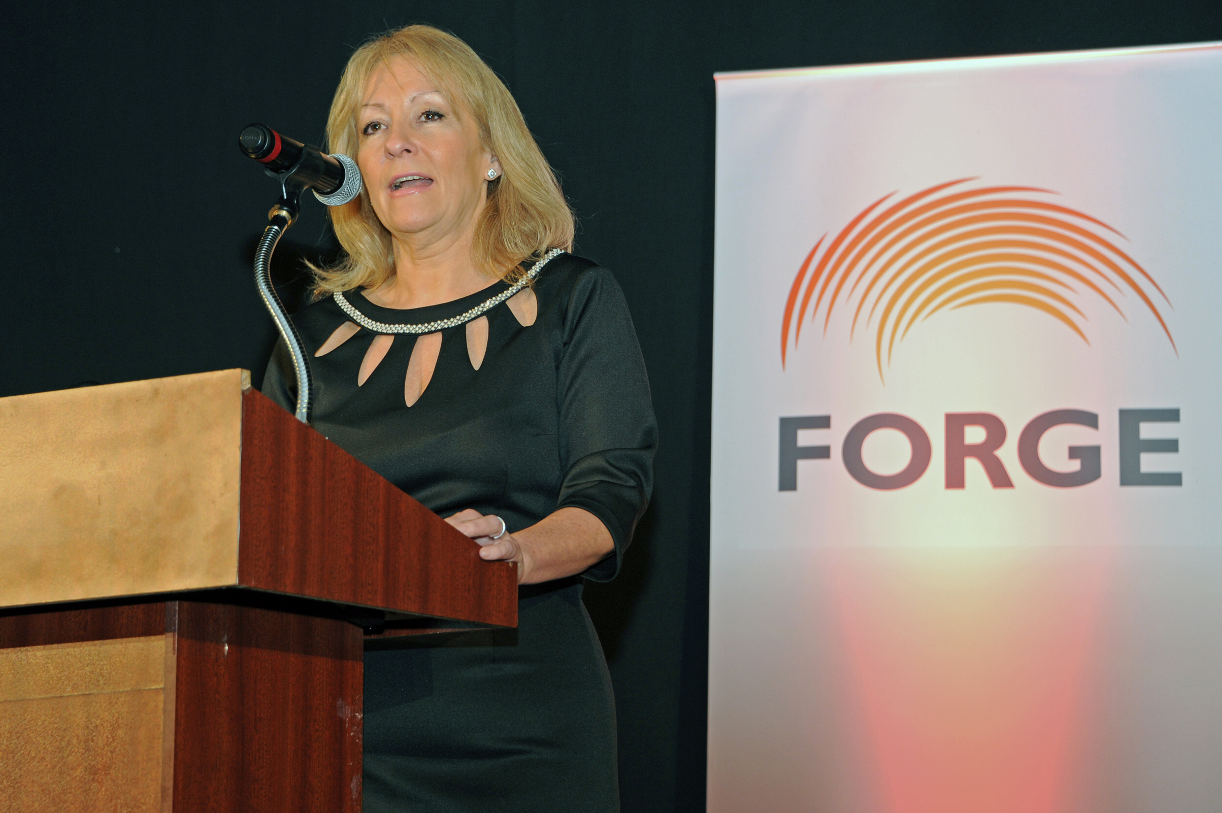 Ministra Carolina Cosse durante su exposición en la cena de gala de la fundación Forge